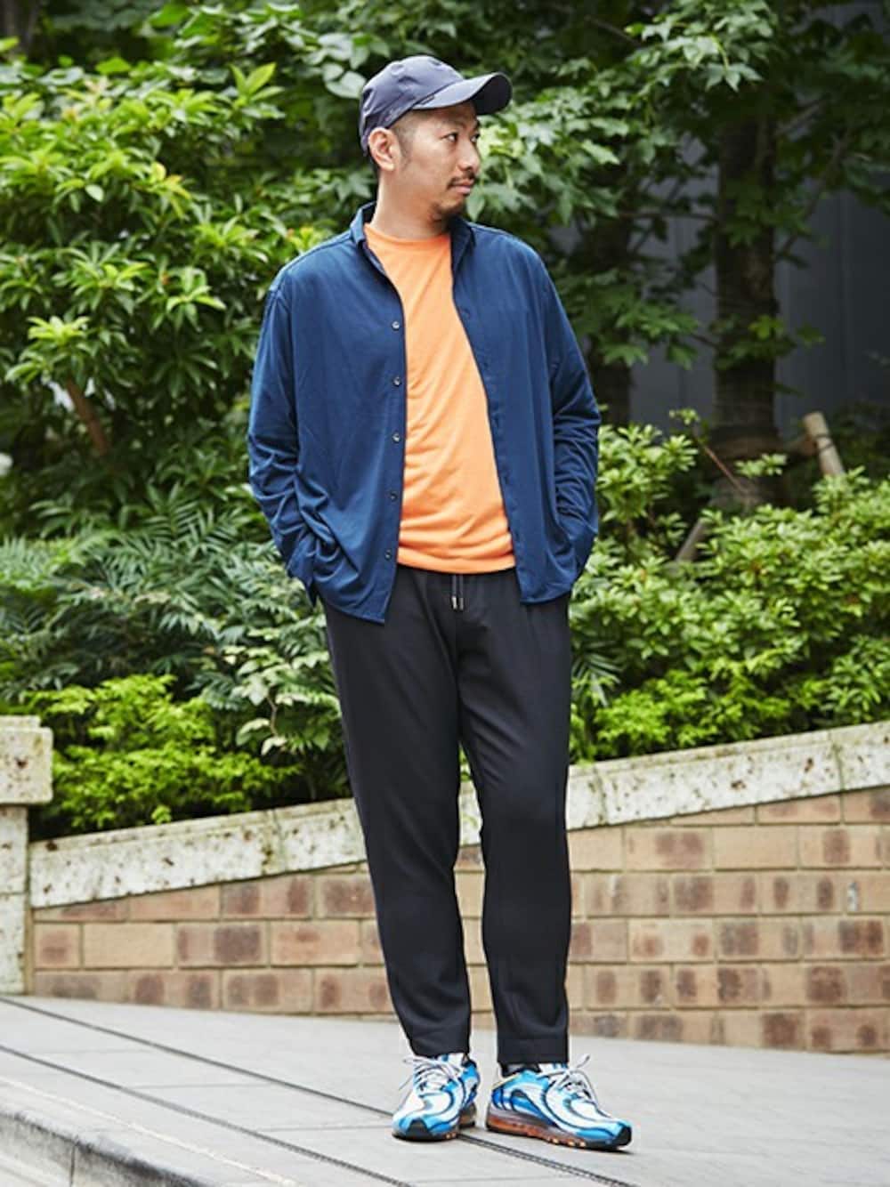 ブルー系のシャツ/ブラウス、オレンジ系のTシャツ/カットソー、ブルー系のキャップを着用したメンズの夏コーディネートの1枚目の写真