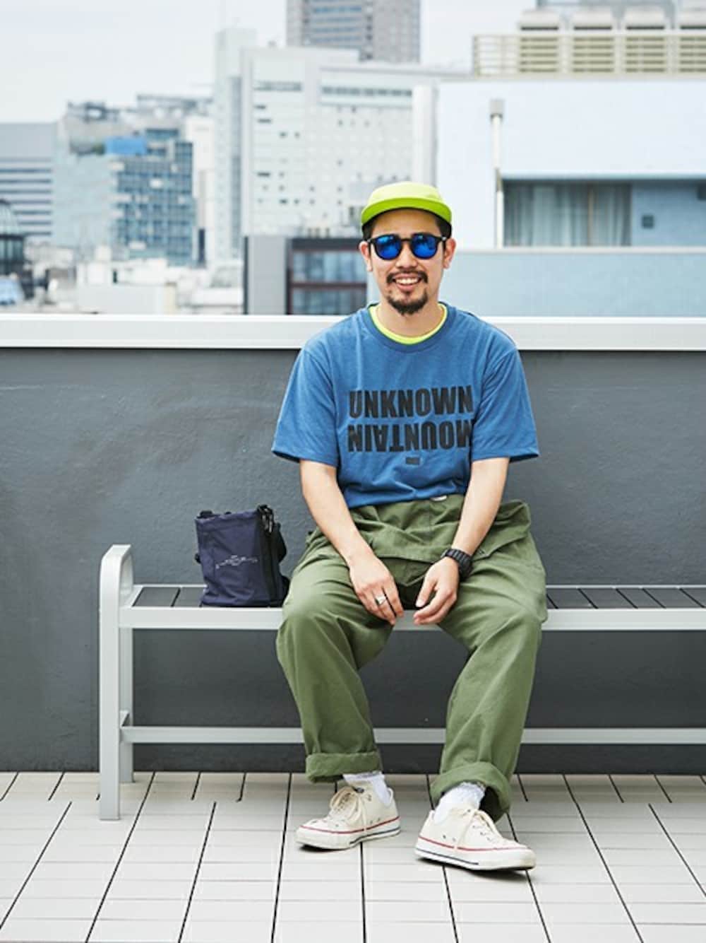 ブルー系のTシャツ/カットソー、ブルー系のショルダーバッグ、ブラック系のサングラスを着用したメンズの夏コーディネートの1枚目の写真