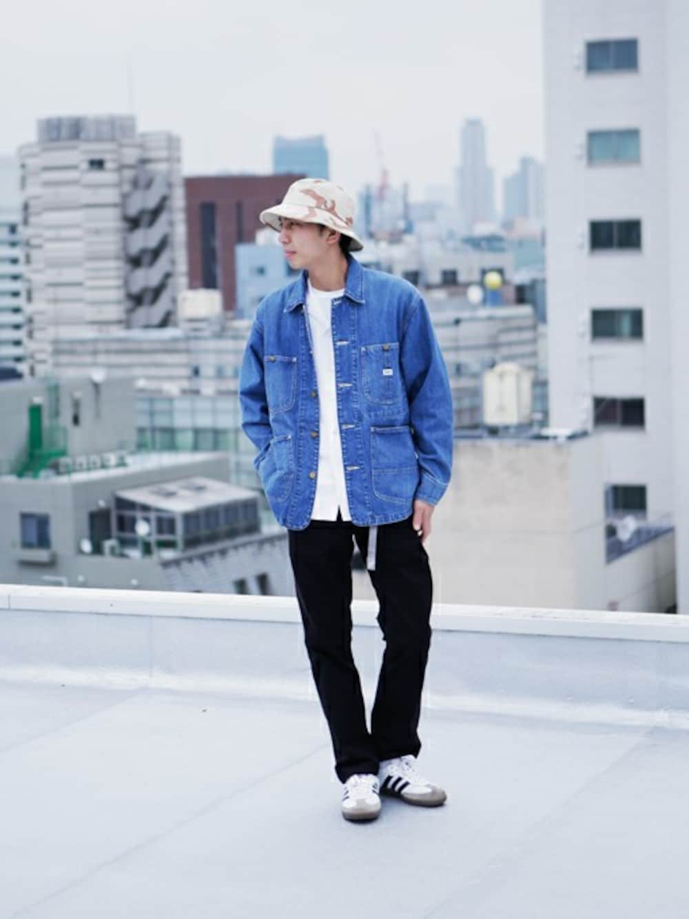 ブルー系のブルゾン、ブラック系のその他パンツを着用したメンズの夏コーディネートの1枚目の写真