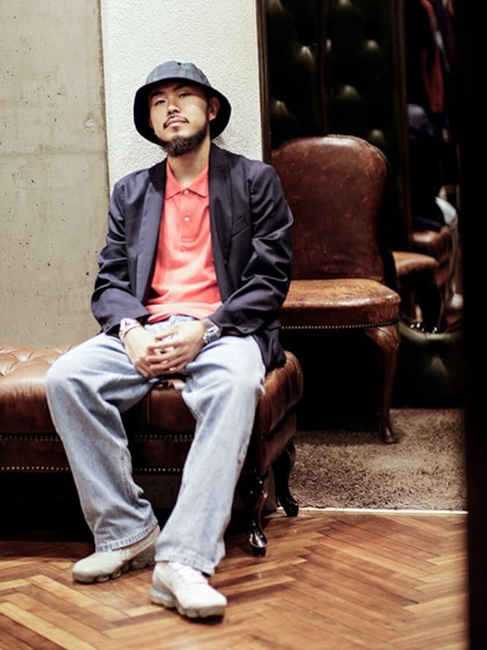 ピンク系のポロシャツを着用したメンズの秋コーディネートの1枚目の写真