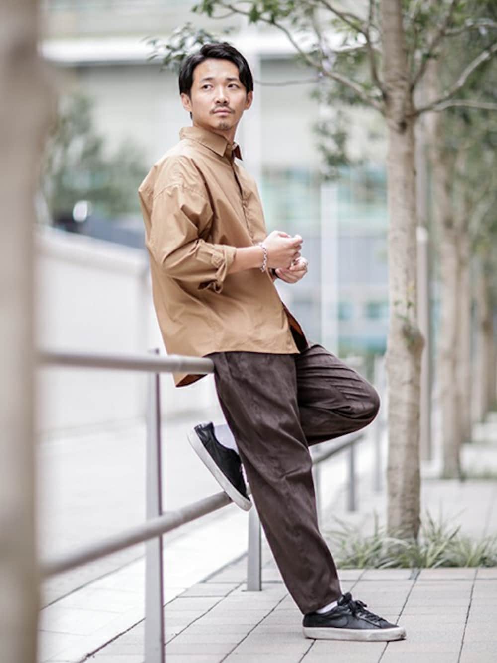 イエロー系のシャツ/ブラウスを着用したメンズの秋コーディネートの1枚目の写真