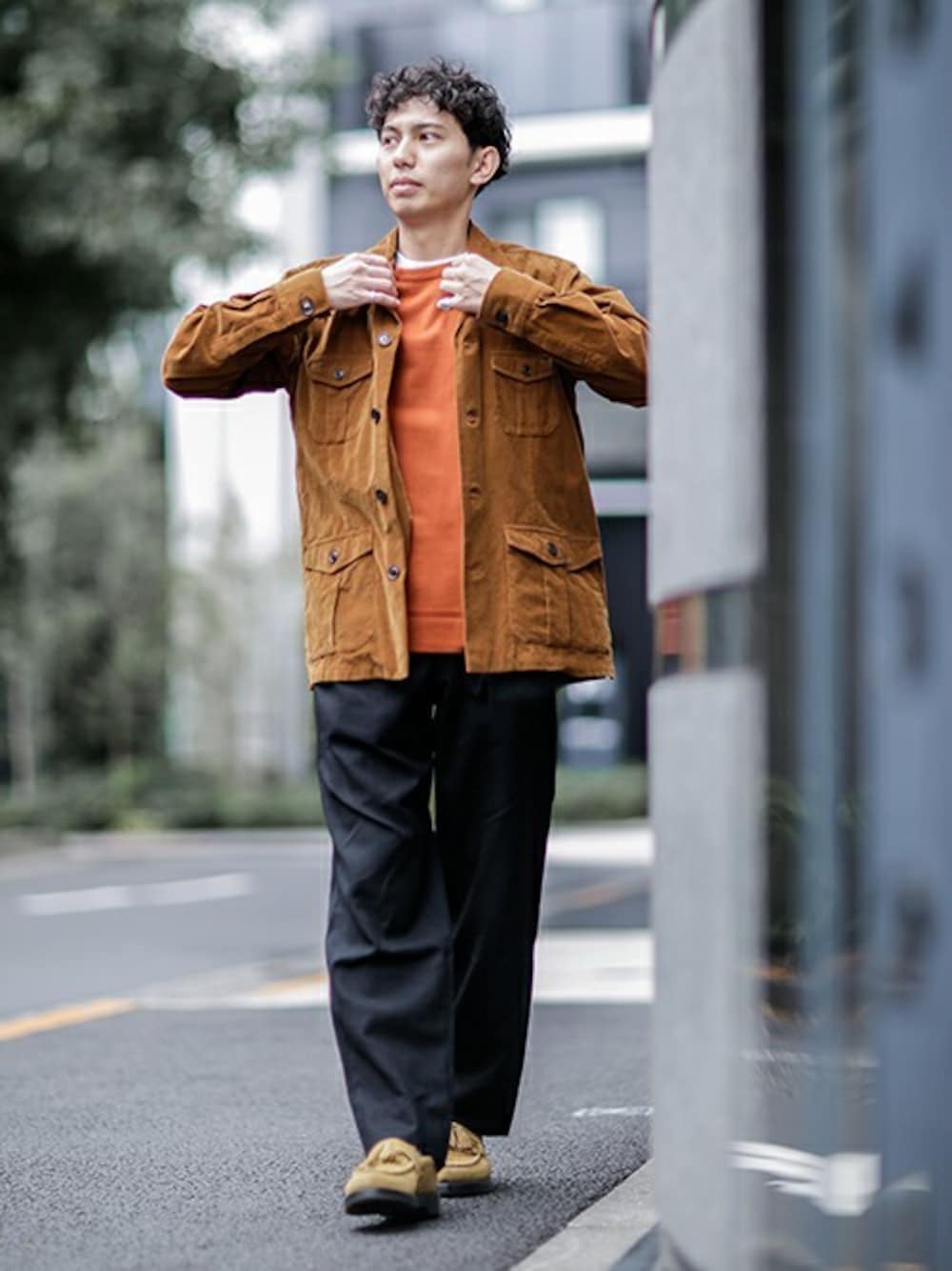 レッド系のニット/セーターを着用したメンズの秋コーディネートの1枚目の写真