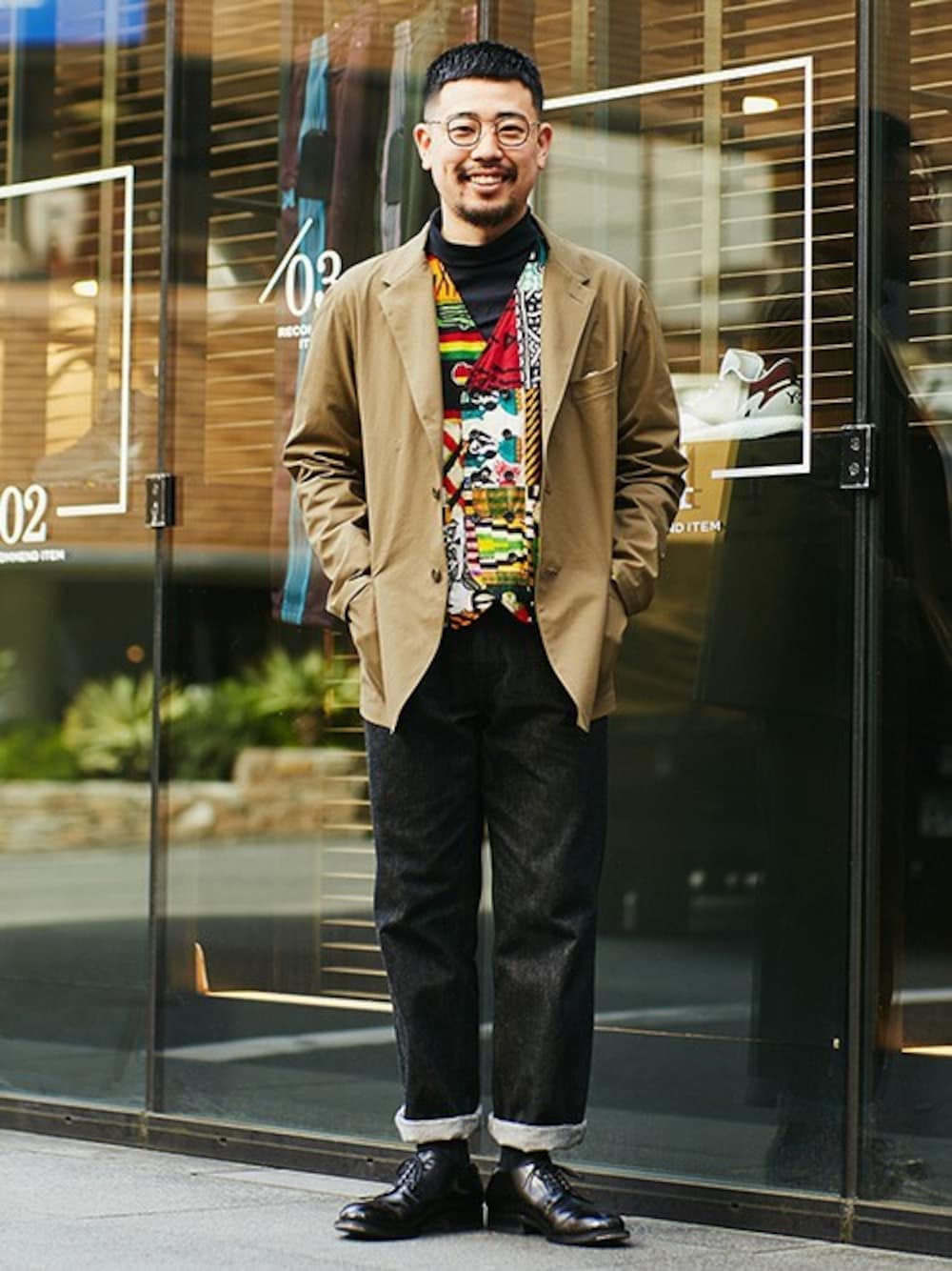 「めがね、きれいめコーディネート、デニムパンツ、革靴、ジャケットスタイル、ベージュジャケット、黒タートルネック、柄ベスト、上品コーデ、東京カレンダー」｜「NANO universeのFORMAL JERSEY スムースタートルネック（Tシャツ/カットソー、ブラック系）」を使った、nano・universe snapさん（メンズ・170cm）の冬コーディネートの1枚目の写真