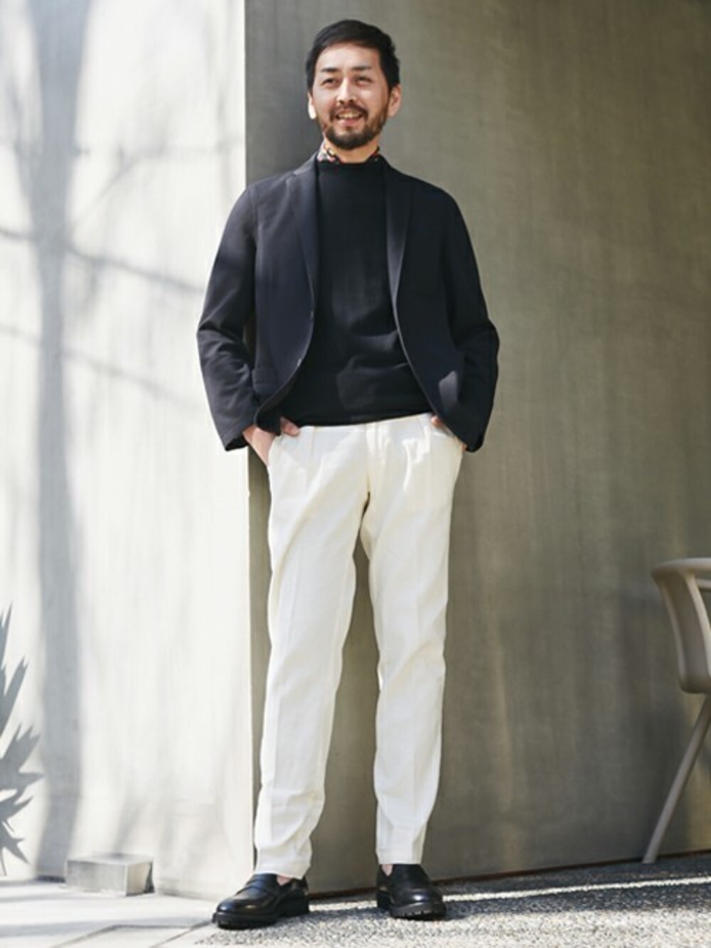 「ジャケット、モノトーン、大人コーデ、ホワイトパンツ、ジャケットスタイル、モノトーンコーデ、メンズファッション、メンズコーデ、ジャケットコーデ、東京カレンダー」｜「NANO universeのN jacke フクレジャガードジャケット（テーラードジャケット、グレー系）」を使った、nano・universe snapさん（メンズ・182cm）の冬コーディネートの1枚目の写真