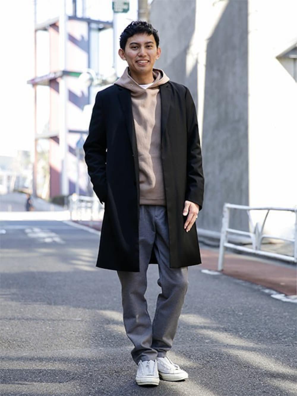「コート、コンバース、カジュアル、パーカー、大人カジュアル、ナノユニバース、カジュアルスタイル、コートスタイル、コーディネート、カジュアルコーデ」｜「NANO universeのシームライン2Bチェスターコート（チェスターコート、ブラック系）」を使った、nano・universe snapさん（メンズ・173cm）の春コーディネートの1枚目の写真