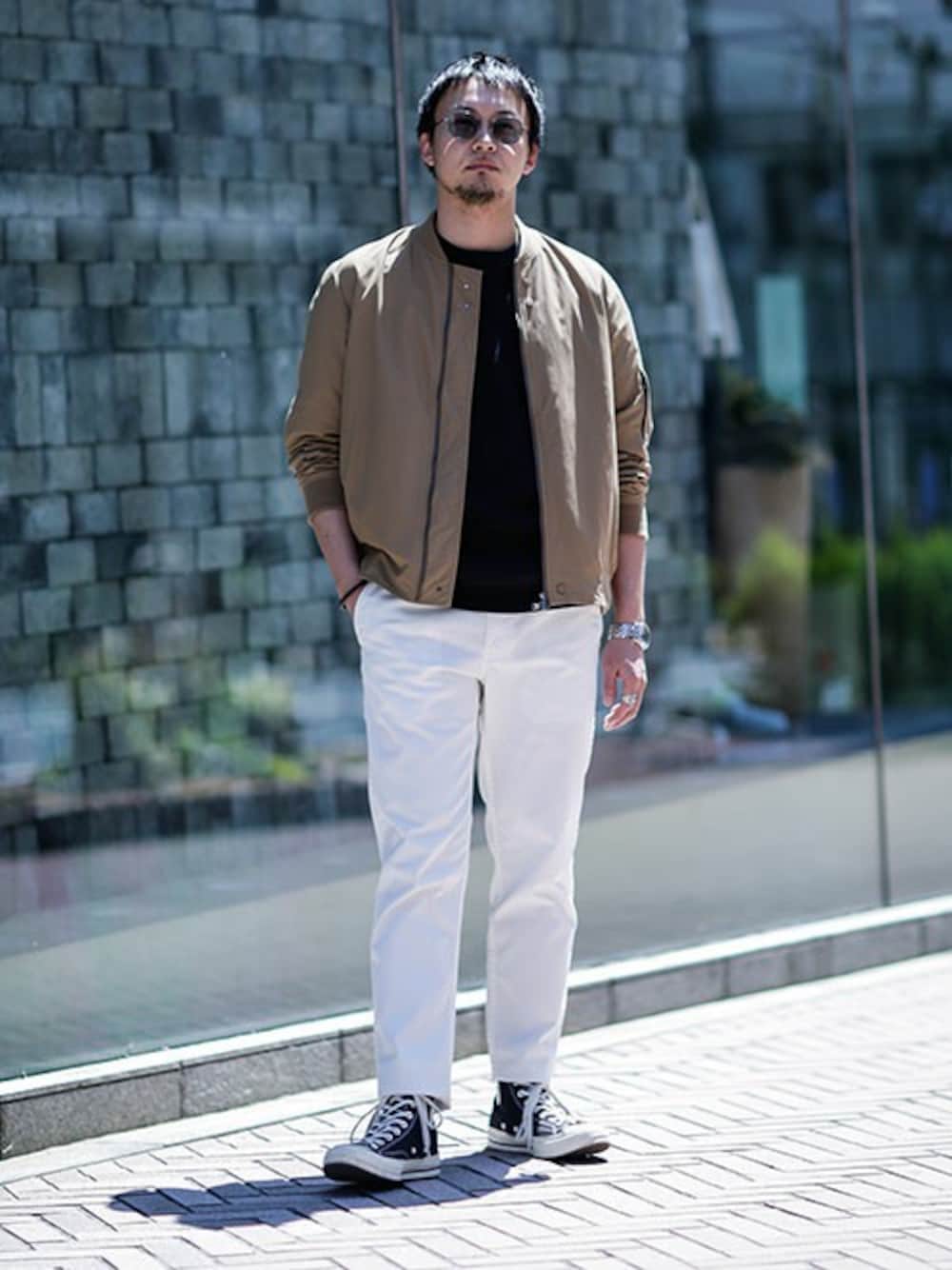 「ブルゾン、MA-1、MA1、大人カジュアル、白パン、白パンツ、ナノユニバース、nano・universe、ホワイトパンツ、ベージュコーデ」｜「NANO universeのTaslan Nylon ボンバージャケット（ブルゾン、ベージュ系）」を使った、nano・universe snapさん（メンズ・175cm）の春コーディネートの1枚目の写真