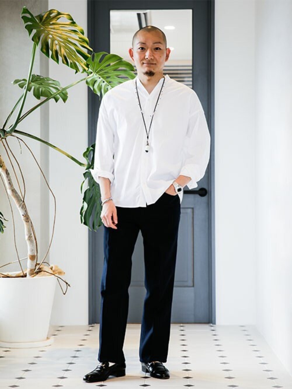 「白シャツ、ローファー、大人カジュアル、大人コーデ、ブーツカットパンツ、スラックスパンツ、ラングラー、ホワイトシャツ、オトナカジュアル、大人トレンドカジュアル」｜「NANO universeの大人のワイドシャツ シャンブレーバンドカラー（シャツ/ブラウス、ホワイト系）」を使った、nano・universe snapさん（メンズ・174cm）の春コーディネートの1枚目の写真