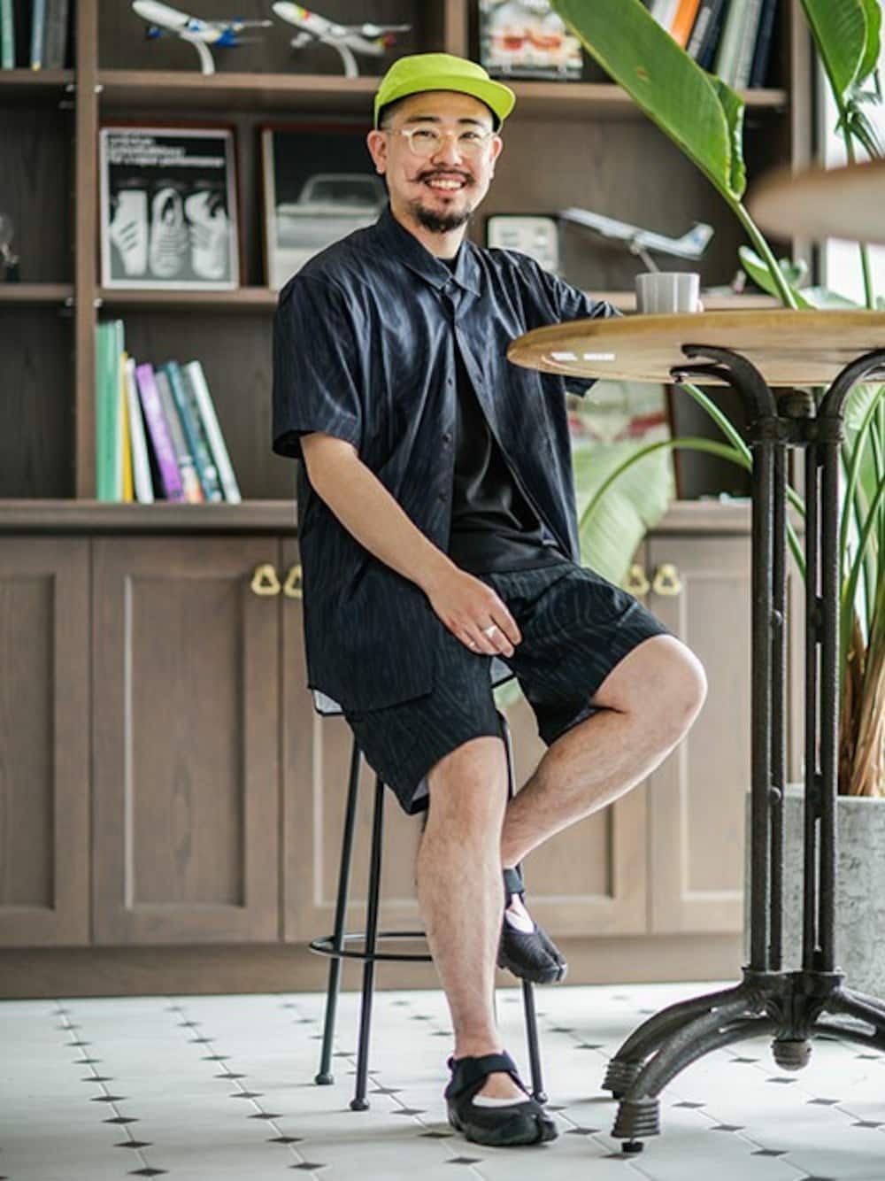 「ショートパンツ、ナノユニバース、nano・universe、迷彩パンツ、セットアップスタイル、ショーツスタイル、クイックシルバー、quiksilver、willlounge、ウィルラウンジ」｜「QuiksilverのQUIKSILVER x WillLOUNGE/WLG×QUIKSILVER RIPPLES シャツ(セットアップ対応)（シャツ/ブラウス、ブラック系）」を使った、nano・universe snapさん（メンズ・165cm）の夏コーディネートの1枚目の写真