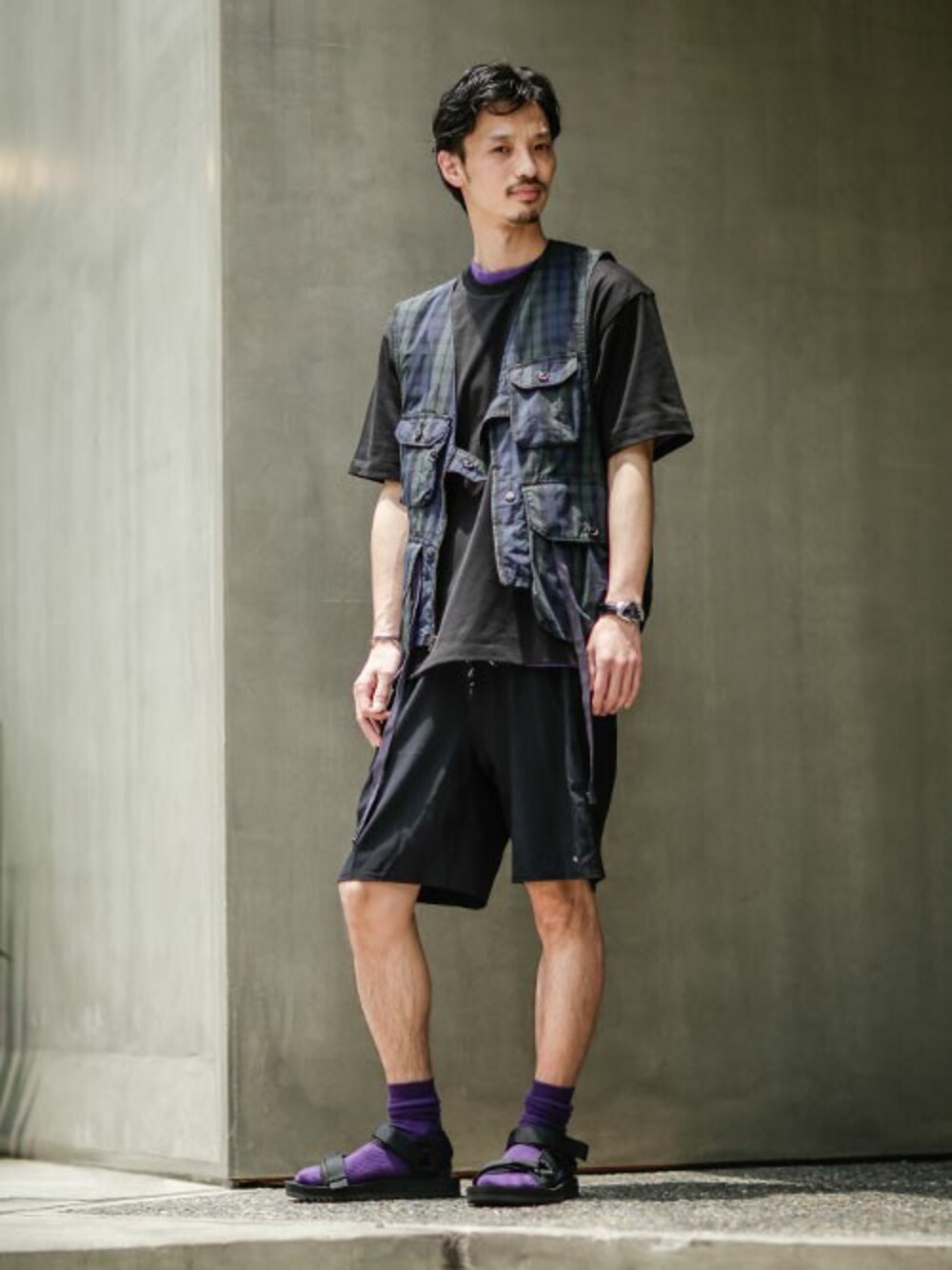 「ショートパンツ、ナノユニバース、nano・universe、ショーツスタイル、クイックシルバー、パープルコーデ、サンダルコーデ、quiksilver、willlounge、ウィルラウンジ」｜「QuiksilverのQUIKSILVER x WillLOUNGE/WLG×QUIKSILVER PADDLER ショーツ（その他パンツ、ブラック系）」を使った、nano・universe snapさん（メンズ・171cm）の夏コーディネートの1枚目の写真
