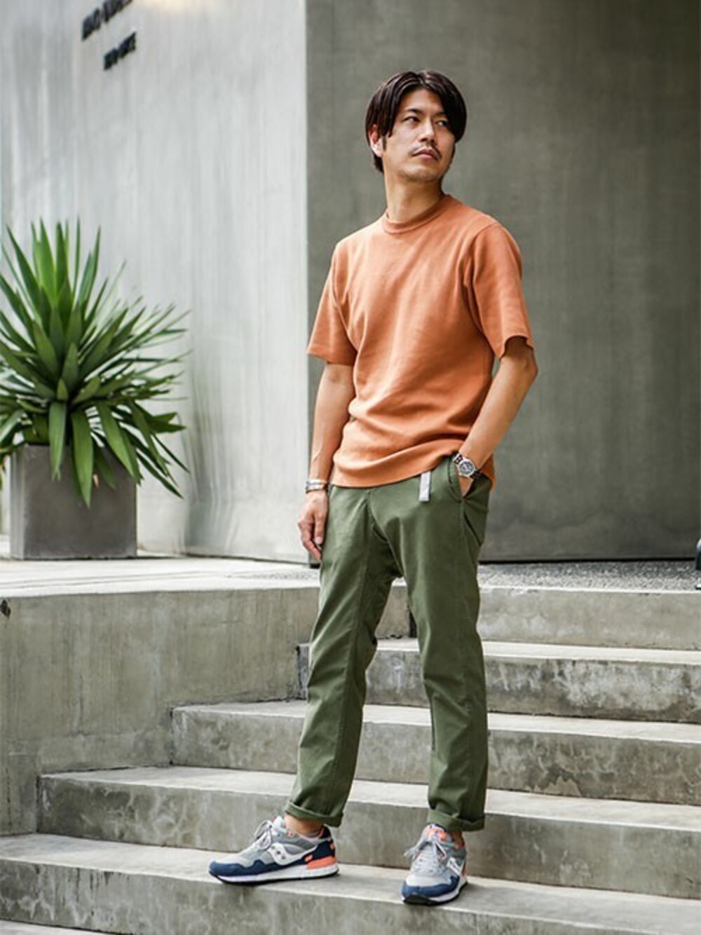 「ナノユニバース、nano・universe、グラミチ、カーキパンツ、GRAMICCI、ニットTシャツ、nanouniverse、テラコッタ」｜「GramicciのGRAMICCI/別注ストレッチツイルパンツ（その他パンツ、グリーン系）」を使った、nano・universe snapさん（メンズ・175cm）の夏コーディネートの1枚目の写真