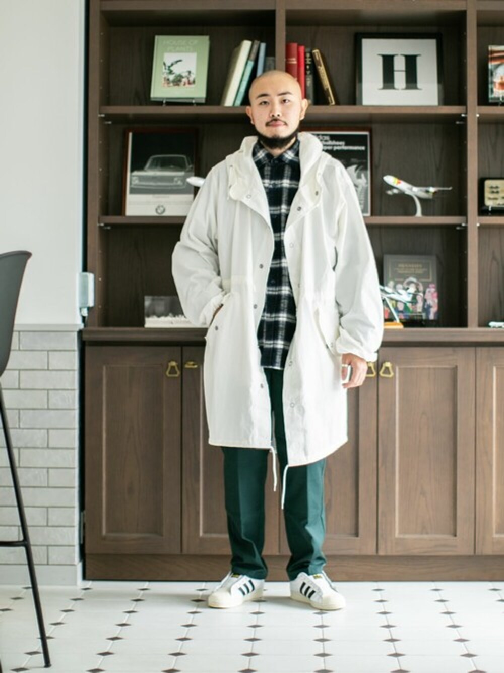 「モッズコート、チェックシャツ、Dickies、ナノユニバース、nano・universe、ホワイトコーデ、ディッキーズ(Dickies)、パーカーコーデ、ナノユニバース(nano･universe)、nanouniverse」｜「NANO universeのスノーパーカー（モッズコート、ホワイト系）」を使った、nano・universe snapさん（メンズ・175cm）の秋コーディネートの1枚目の写真