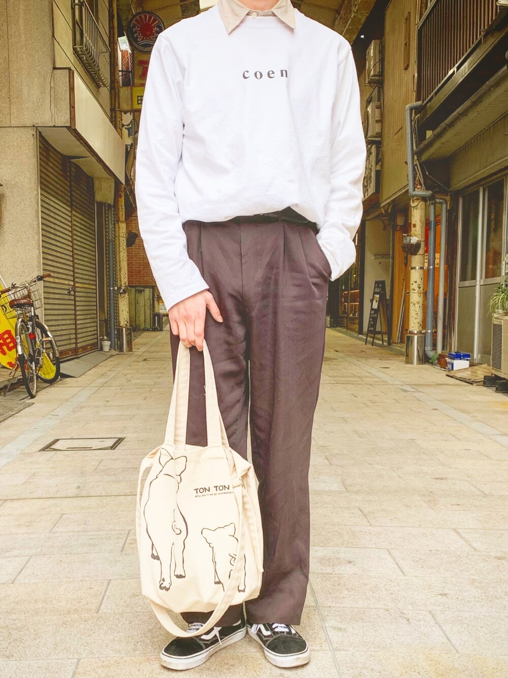 ベージュ系のシャツ/ブラウス、ホワイト系のTシャツ/カットソー、ブラウン系のスラックスを着用したメンズの春コーディネートの1枚目の写真