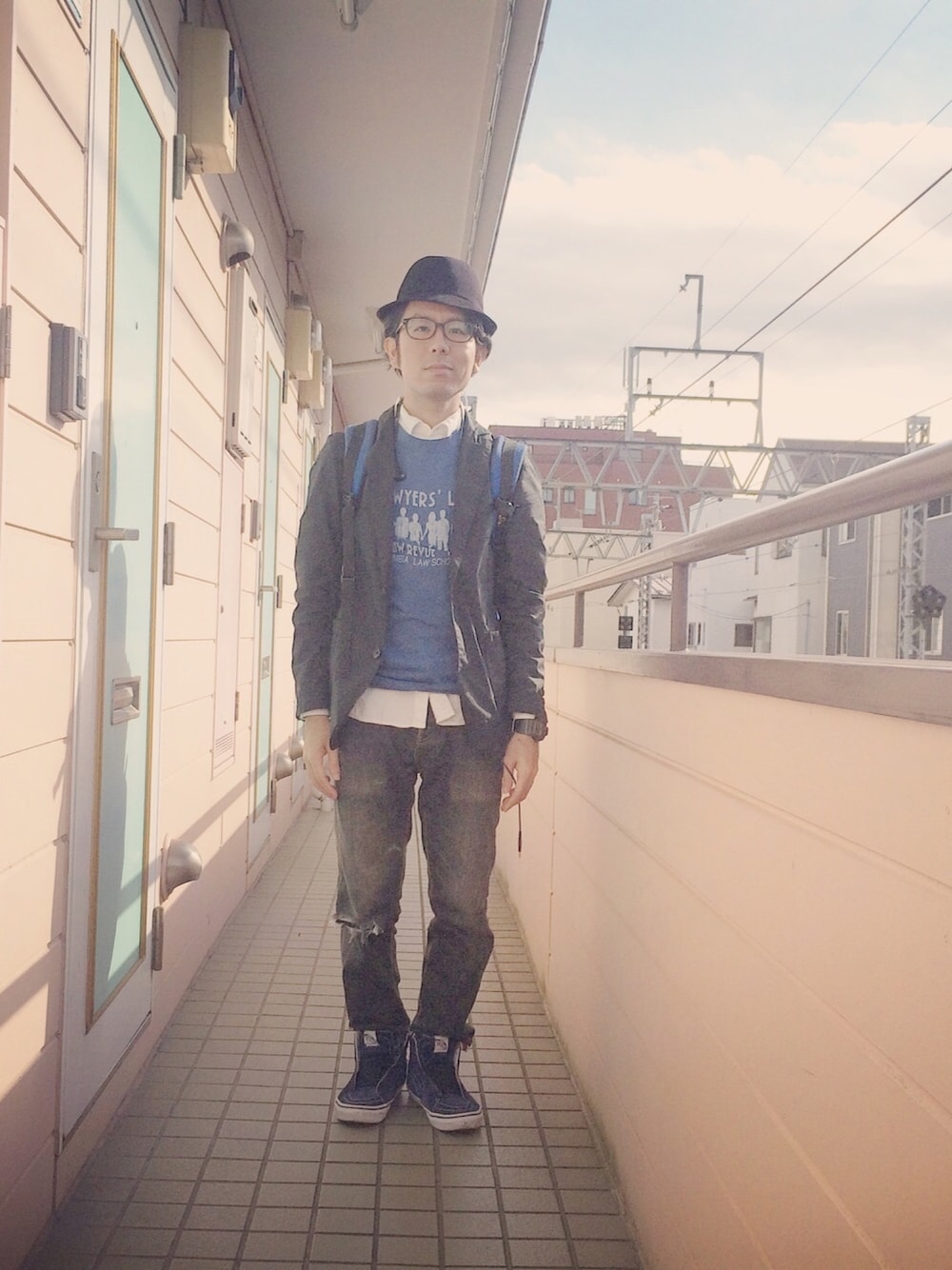 「めがね、低身長、163プロジェクト、冬、Tシャツ、青、ハット、ハイカットスニーカー、sk8-hi、VANS」｜「URBAN RESEARCH DOORS MENSのアイテム（テーラードジャケット、ブラック系）」を使った、maxiさん（メンズ・163cm）の冬コーディネートの1枚目の写真