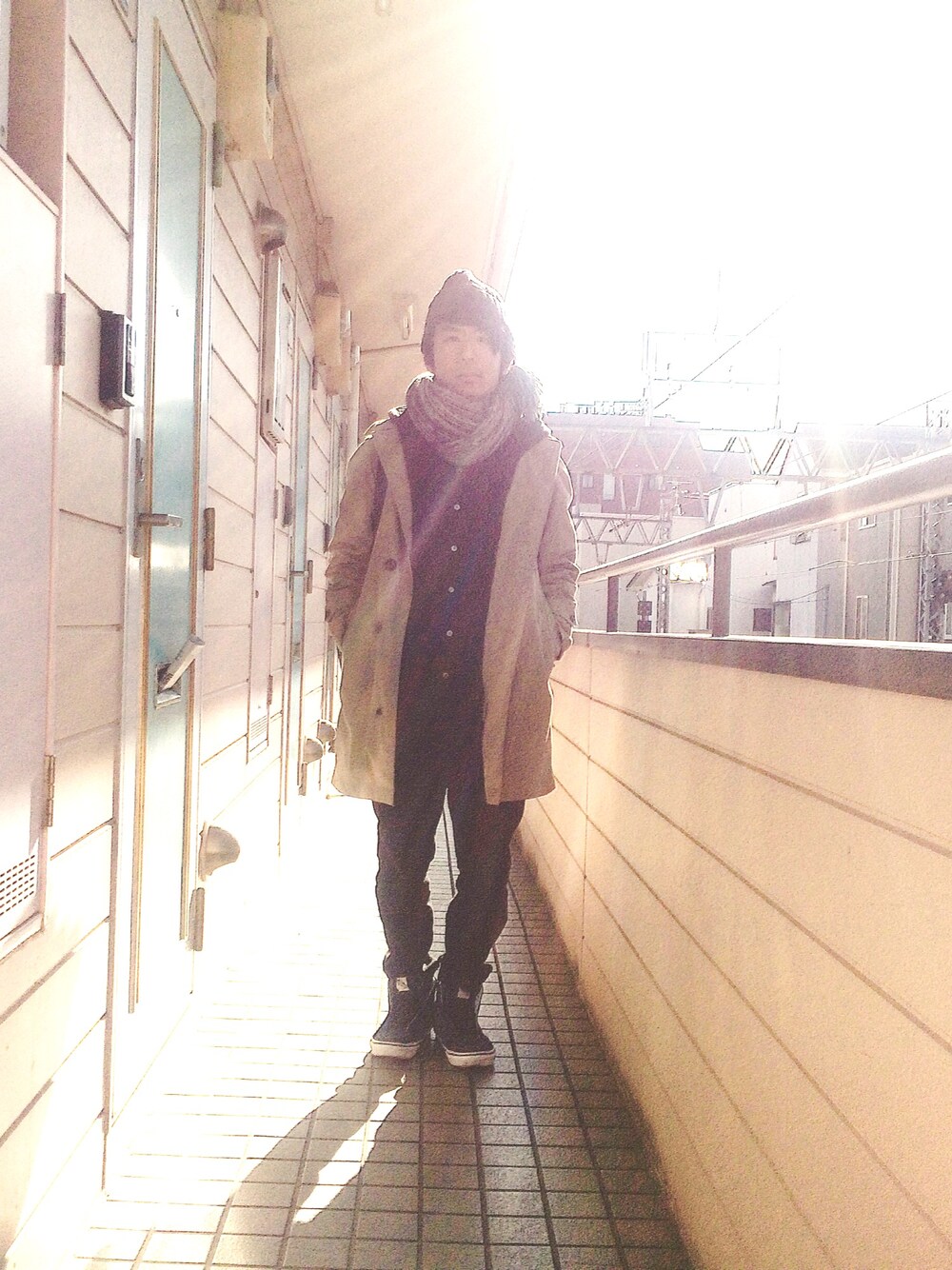 「ENGINEERED GARMENTS、黒スキニー、UNIQLO、THE NORTH FACE、MYSTERY RANCH、ジョガーパンツ」｜「BEAMSの●THE NORTH FACE PURPLE LABEL×BEAMS / 別注 ステンカラーコート 16SS（ステンカラーコート、ベージュ系）」を使った、maxiさん（メンズ・163cm）の冬コーディネートの1枚目の写真