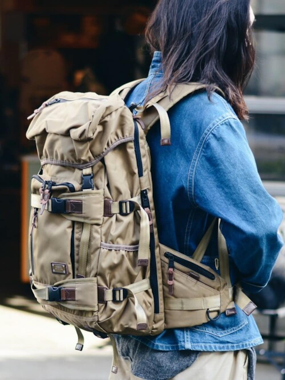 グリーン系のバックパック/リュックを着用したメンズの夏コーディネートの1枚目の写真