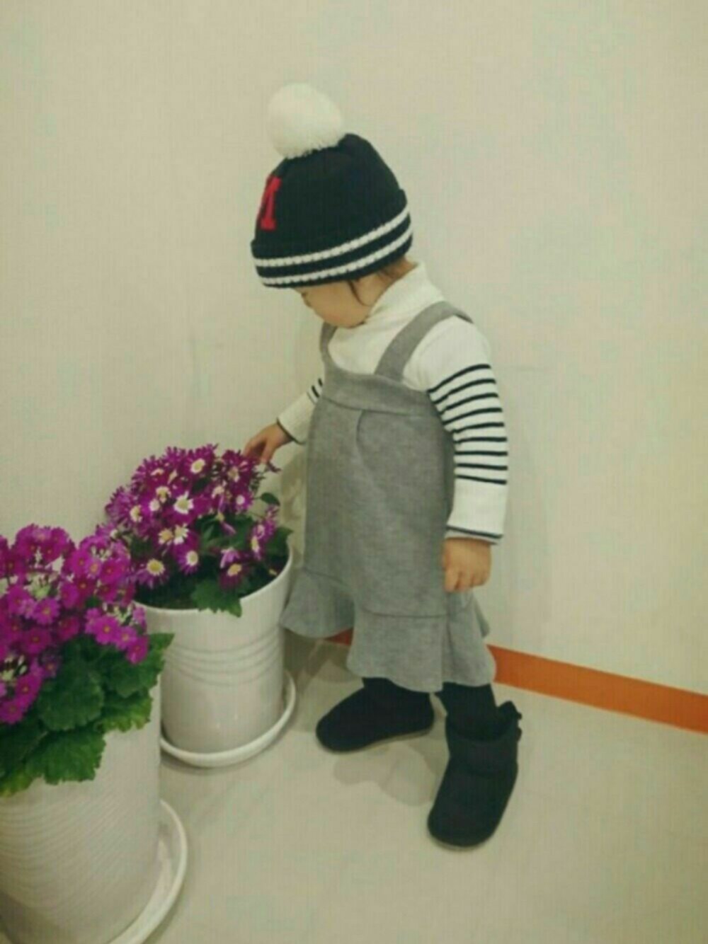 「おんなのこ、シンプルコーデ、ニット帽、1歳、petit main、kids」｜「petit mainの裾ペプラムワンピース（ワンピース、レッド系）」を使った、なち。さん（キッズ・80cm）の冬コーディネートの1枚目の写真