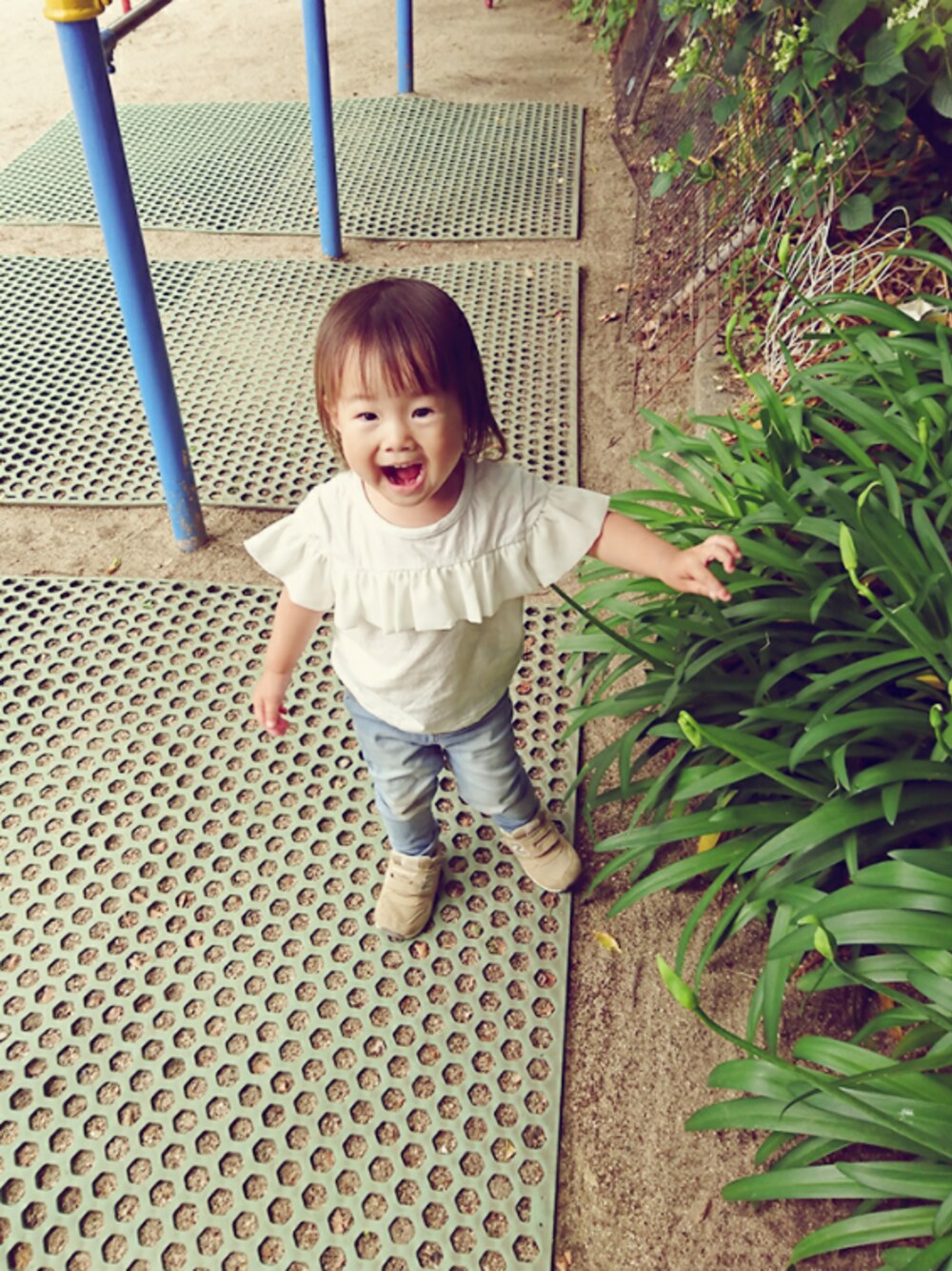 「おんなのこ、2歳、夏コーデ、kids、キッズコーデ」｜「b・ROOMのシフォンフリル付き半袖Tシャツ（Tシャツ/カットソー、ホワイト系）」を使った、なち。さん（キッズ・70cm）の春コーディネートの1枚目の写真