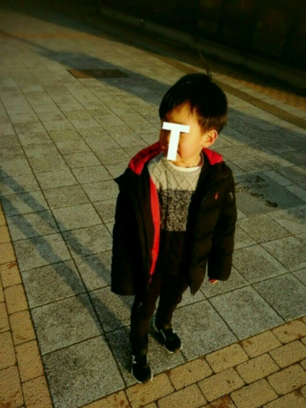 「キッズファッション、冬、おとこのこ、男の子コーデ、5歳、ブラック、スニーカー、ダウンジャケット、ニット、Polo Ralph Lauren」｜「NEW BALANCEのKids PREMUS（スニーカー、ブラック系）」を使った、なち。さん（キッズ・110cm）の冬コーディネートの1枚目の写真