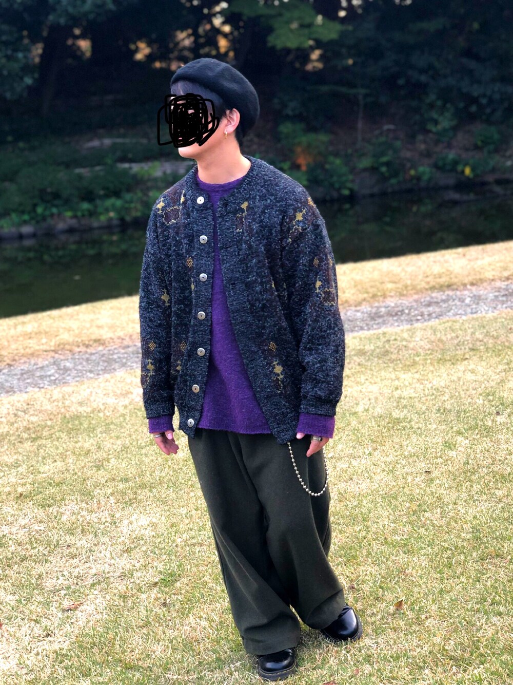 パープル系のニット/セーター、グリーン系のその他パンツ、グレー系のその他アウターを着用したメンズの秋コーディネートの1枚目の写真