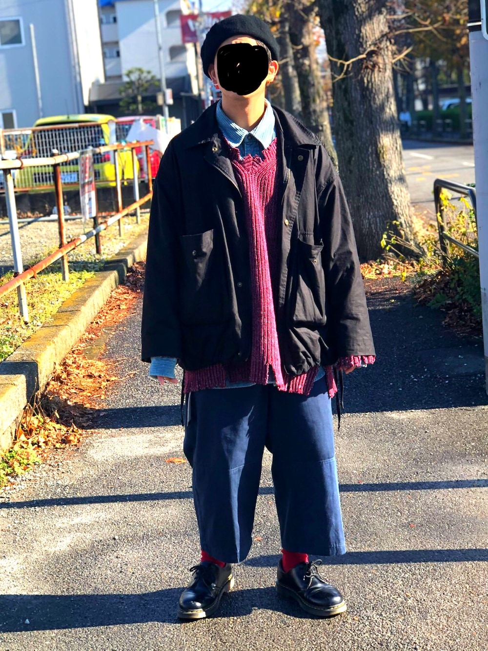 ブラック系のカバーオール、レッド系のニット/セーター、ブルー系のその他パンツを着用したメンズの冬コーディネートの1枚目の写真