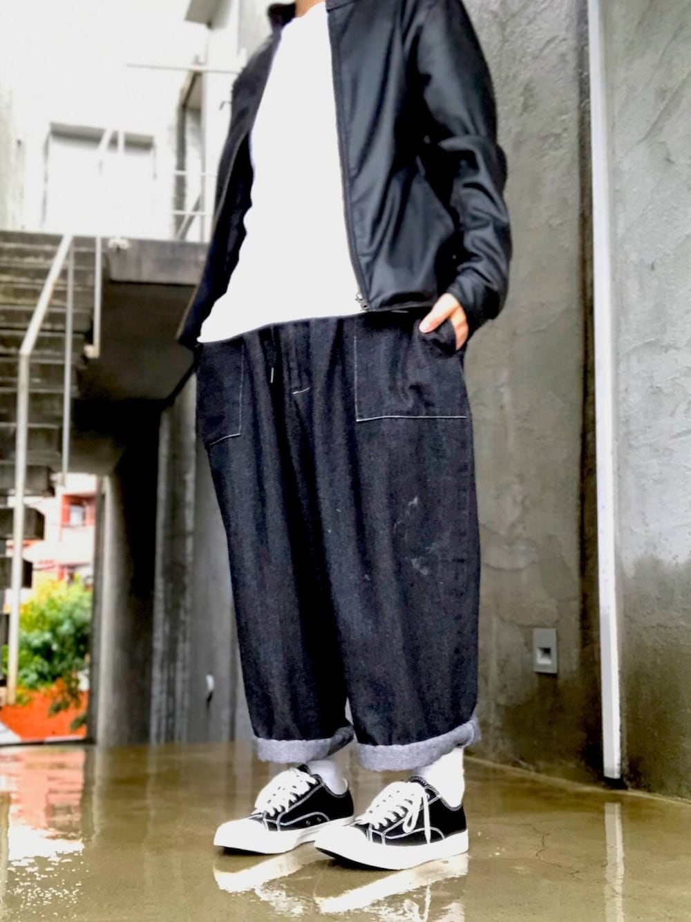 ブラック系のその他パンツ、ブラック系のスニーカー、ブラック系のライダースジャケットを着用したメンズの春コーディネートの1枚目の写真