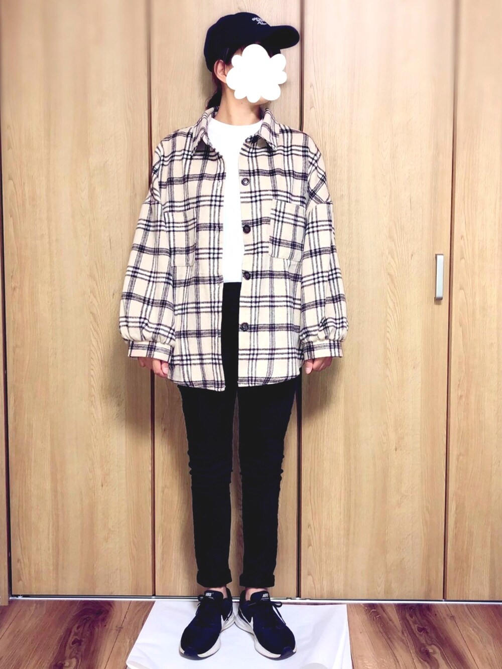 ホワイト系のTシャツ/カットソー、ベージュ系のトップス、ブラック系のその他パンツを着用したレディースの秋コーディネートの1枚目の写真