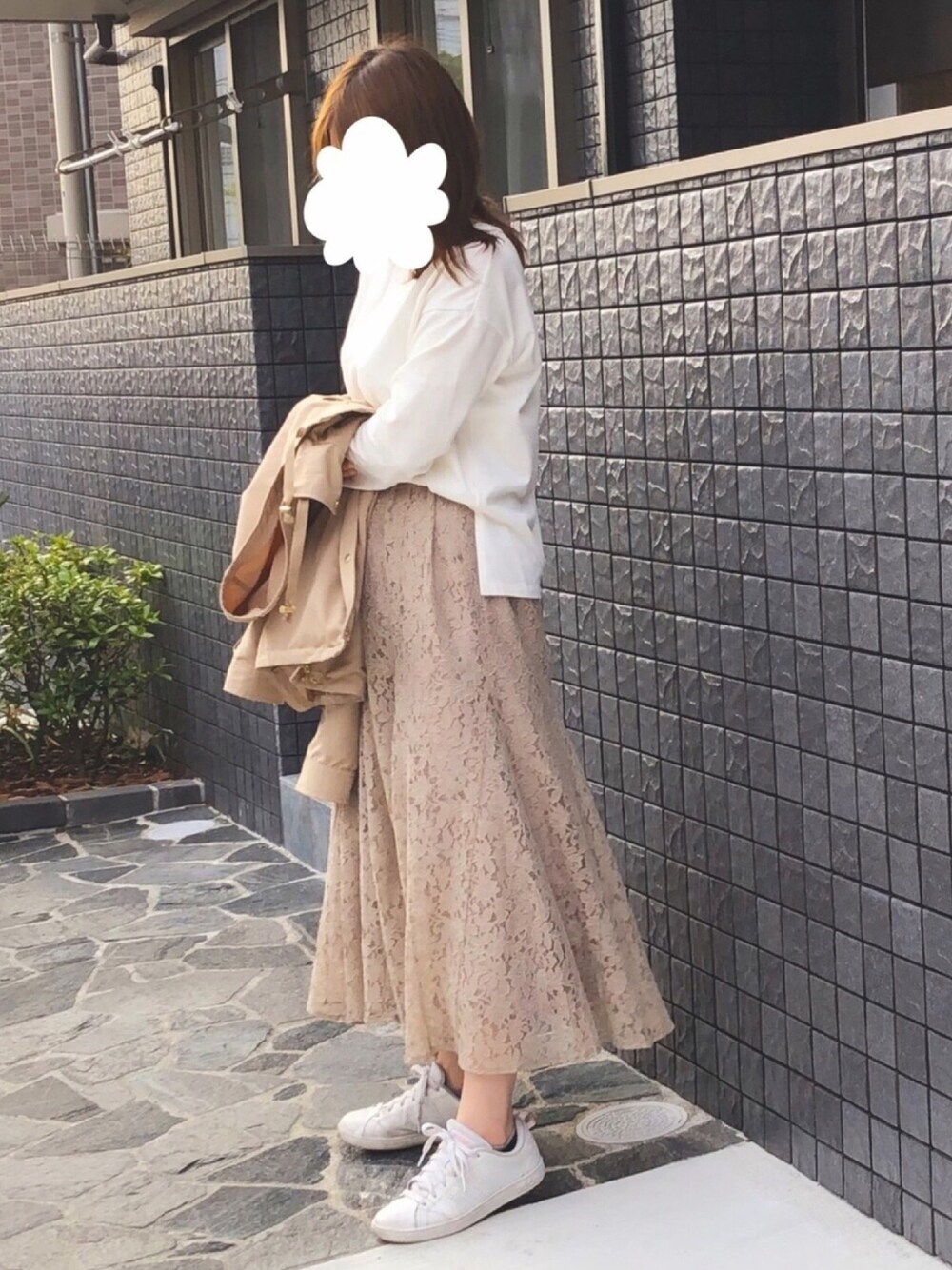 ホワイト系のTシャツ/カットソー、ベージュ系のジャケット/アウター、ブラウン系のスカートを着用したレディースの春コーディネートの1枚目の写真