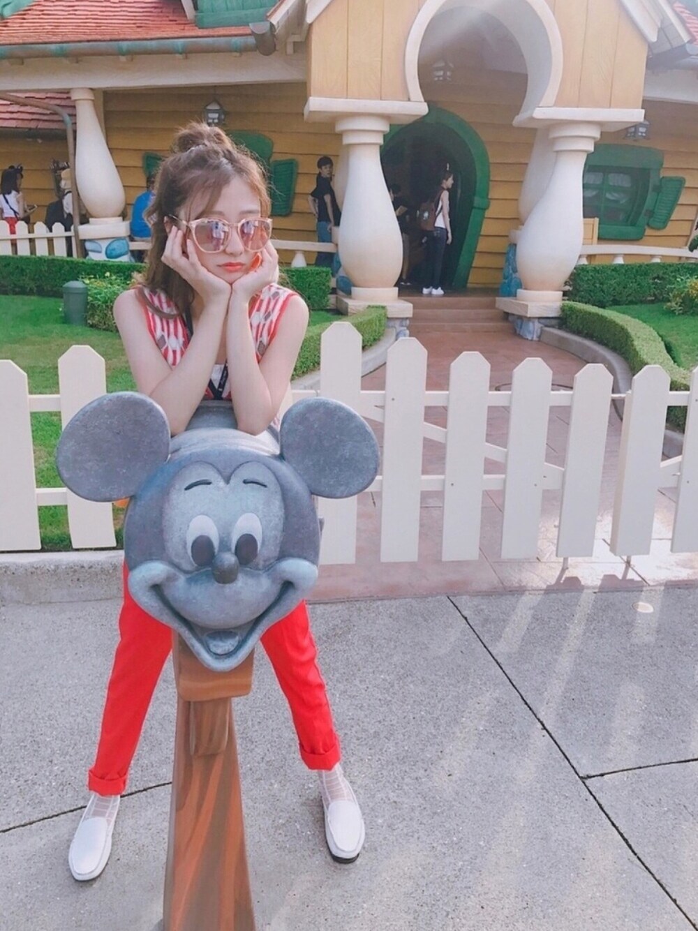 「ootd、red×white、低身長コーデ、ディズニーランド、ディズニーコーデ」｜「Bershkaのアイテム（パンツ、レッド系）」を使った、yukiさん（レディース・152cm）の秋コーディネートの1枚目の写真