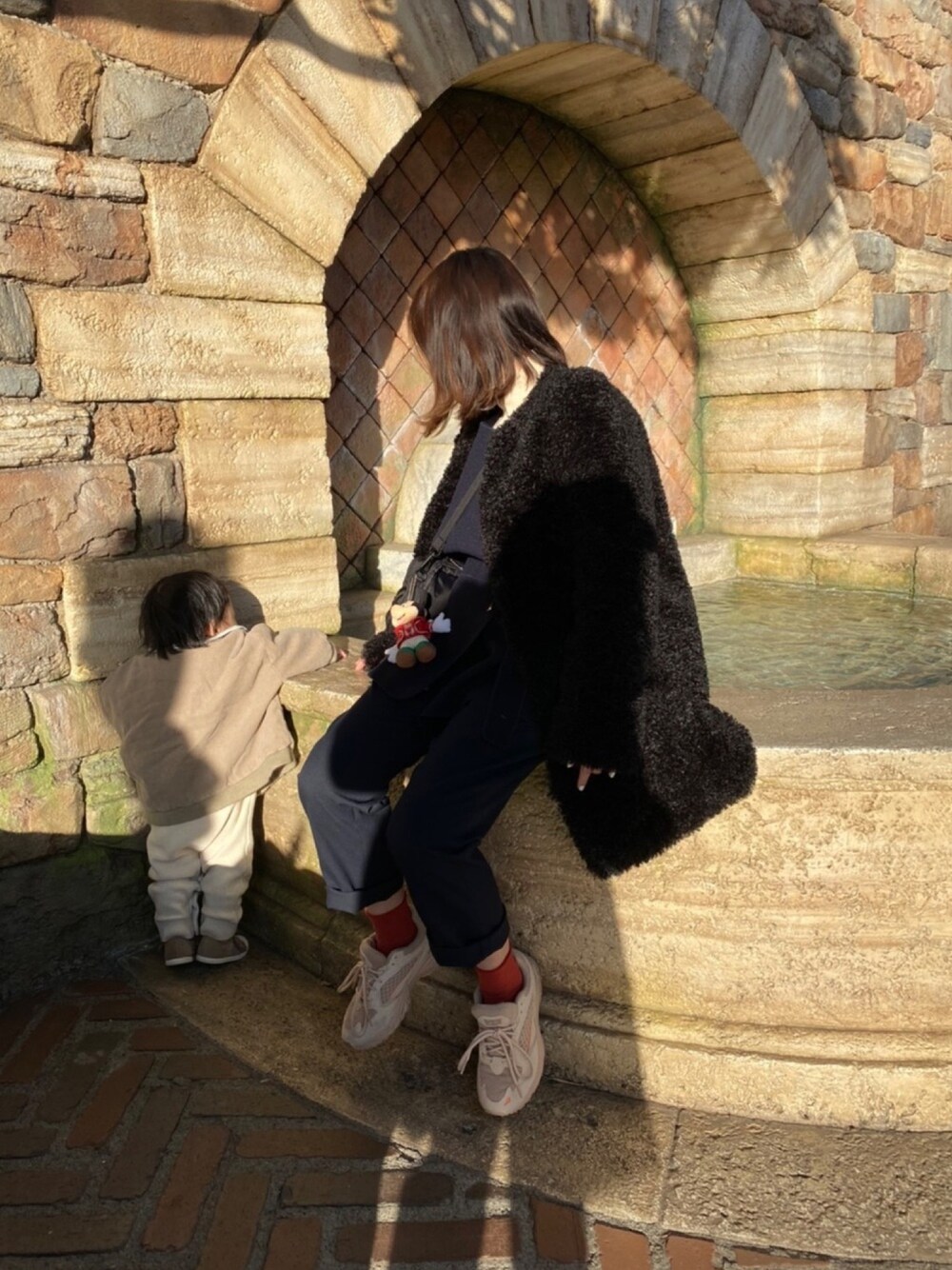 「ディズニーコーデ、ディズニーシー、disney sea、ママコーデ」｜「UNIQLOのアイテム（パンツ、ブルー系）」を使った、yukiさん（レディース・152cm）の冬コーディネートの1枚目の写真