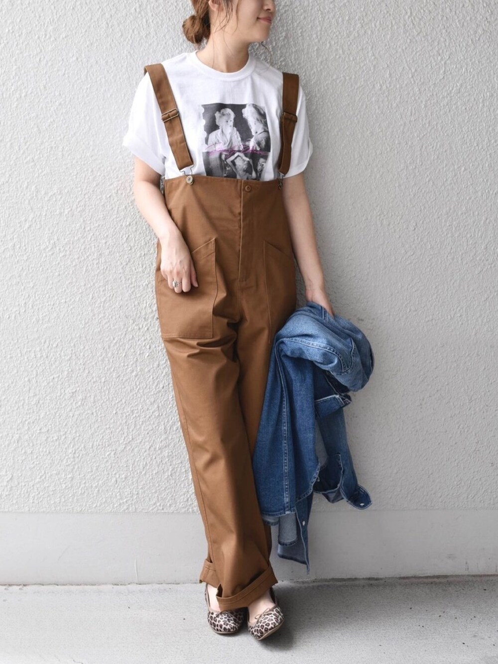 ピンク系のTシャツ/カットソー、イエロー系のサロペット/オーバーオール、ブルー系のシャツ/ブラウスを着用したレディースの夏コーディネートの1枚目の写真