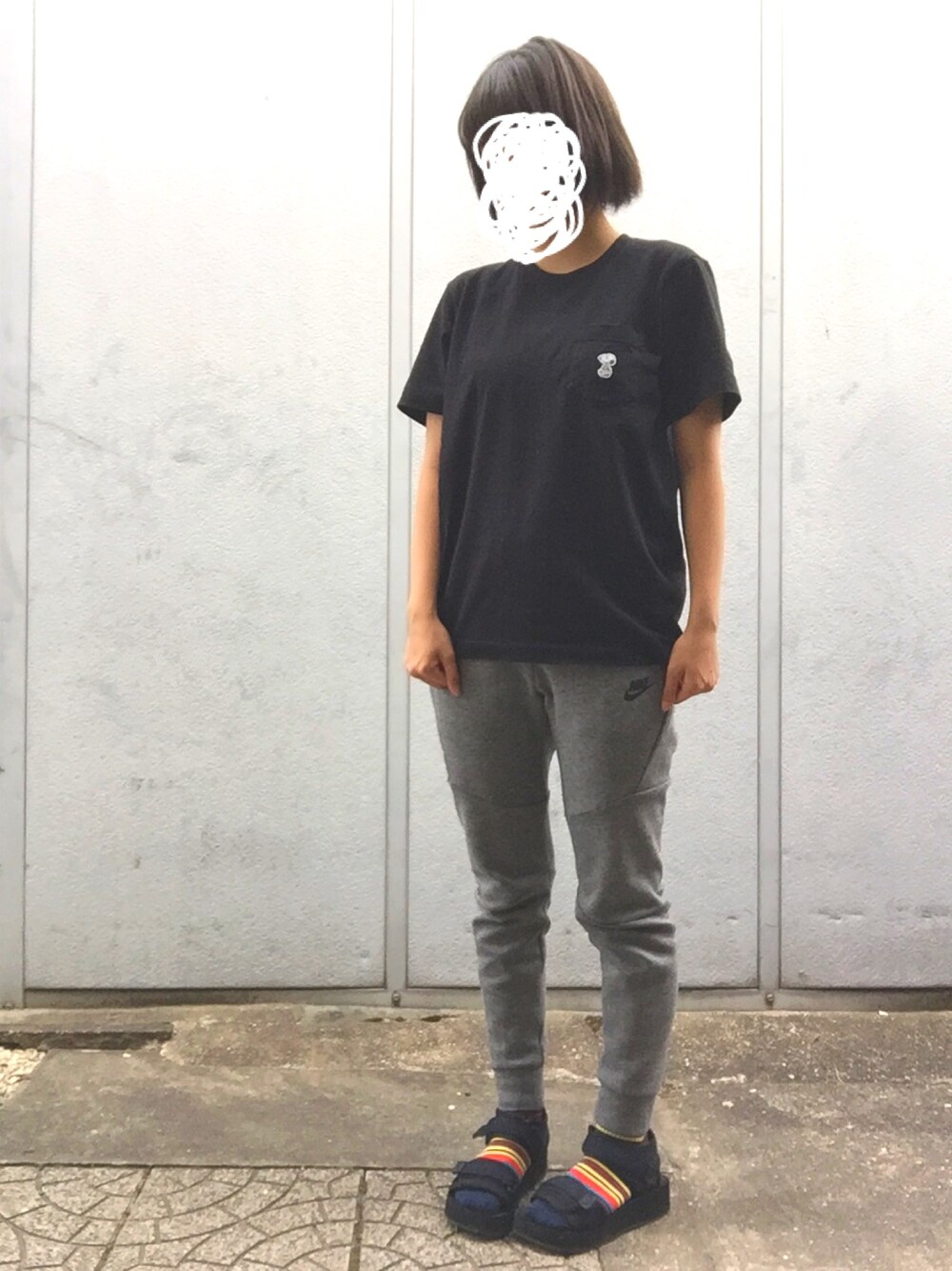 「カジュアル、UNIQLO、休日スタイル、パンツスタイル、スウエットパンツ、NIKE、UT、スポーツサンダル、柄靴下、靴下 × サンダル」｜「UNIQLOのカウズ×ピーナッツグラフィックT（半袖）（Tシャツ/カットソー、ブラック系）」を使った、まいまい⑅︎◡̈︎*さん（レディース・150cm）の夏コーディネートの1枚目の写真