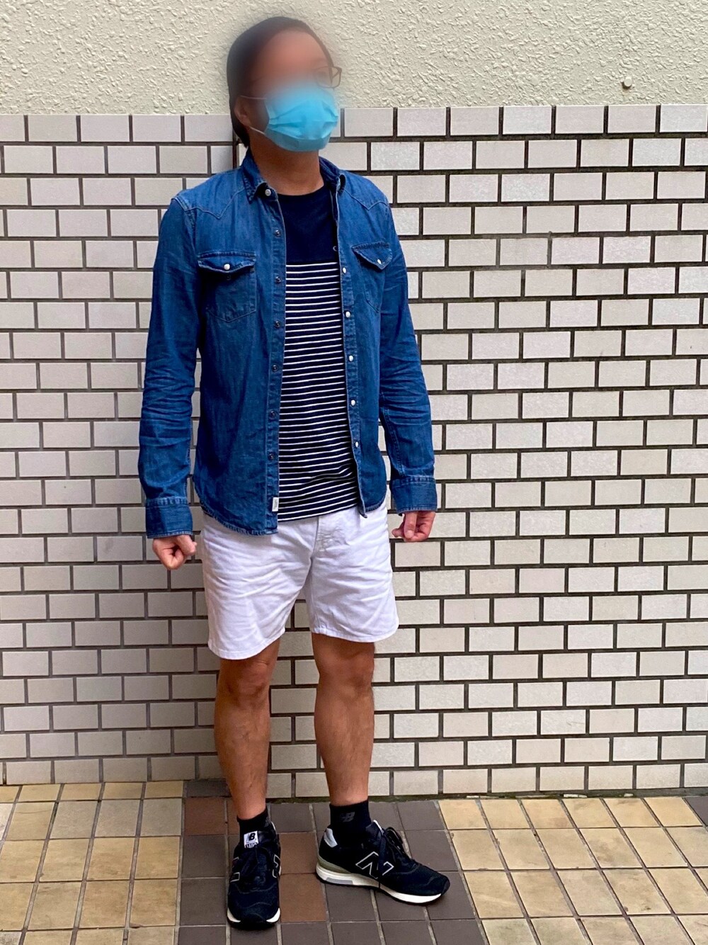 「シンプル、デニム、ootd、カジュアル、ニューバランス、New Balance、今日のコーデ、UNIQLO、ラフ、大人カジュアル」｜「American Eagleのアイテム（シャツ/ブラウス、ブルー系）」を使った、on★chanさん（メンズ・172cm）の春コーディネートの1枚目の写真