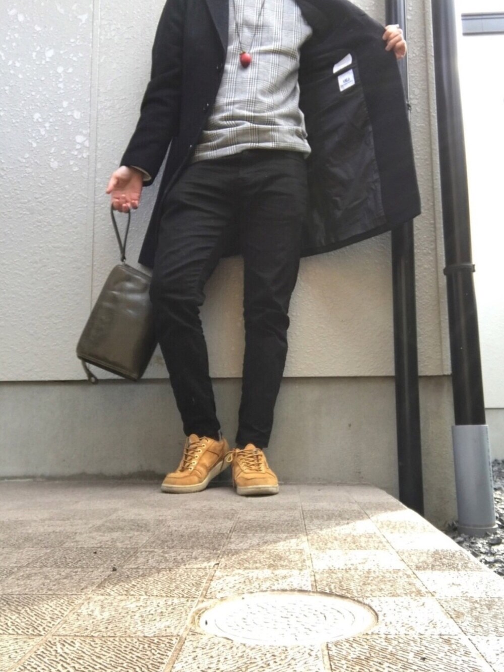 「チェスターコート、チェックシャツ、りんご、モード系、キレイめ、シック、タケオキクチ(TAKEO KIKUCHI)、rps、VANS、黒スキニー」｜「rpsのアイテム（ネックレス、レッド系）」を使った、りずむさん（メンズ・167cm）の冬コーディネートの1枚目の写真
