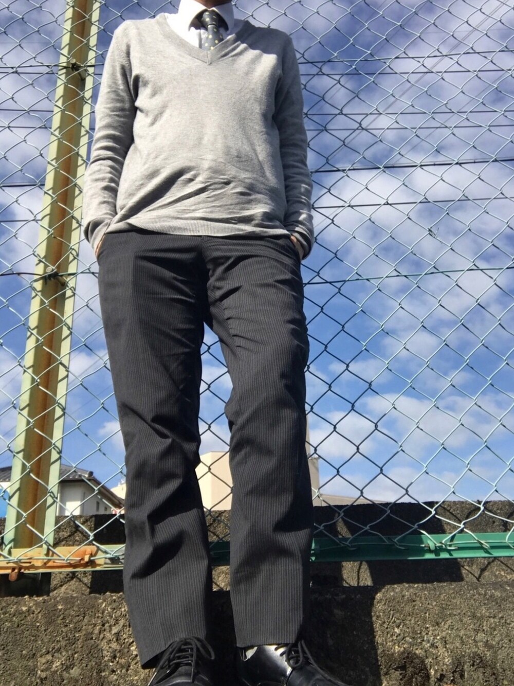「A-LOOK、出勤コーデ、ZARA MAN、グレーカーディガン、ワイシャツ、白ワイシャツ、黄色ドット、ドットネクタイ、出勤スタイル、春コーデ」｜「Mr.JUNKOのアイテム（スラックス、ブラック系）」を使った、りずむさん（メンズ・167cm）の春コーディネートの1枚目の写真