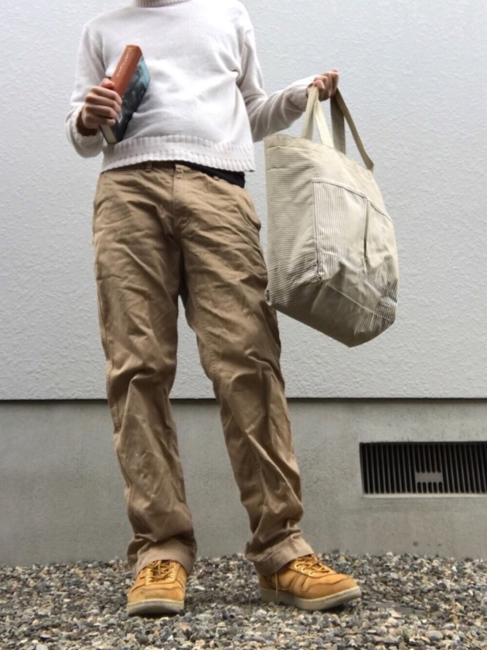 「グローバルワーク(GLOBAL WORK)、白ニット、グローバルワーク、VANS、VANSのスニーカー、本、ユニクロ、UNIQLO、ニット、くしゃくしゃ」｜「GLOBAL WORKの５ゲージモールヤーンニットプルオーバー/719664（ニット/セーター、ホワイト系）」を使った、りずむさん（メンズ・167cm）の春コーディネートの1枚目の写真