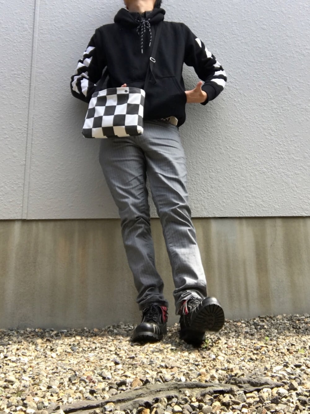 「オフホワイト、OFF-WHITE、モード系、レイジブルー(RAGEBLUE)、レイジブルー、セマンティックデザイン、星ドット、パーカー、ブラックパーカー、モノトーン」｜「grangesのアイテム（シューズ、ブラック系）」を使った、りずむさん（メンズ・167cm）の春コーディネートの1枚目の写真
