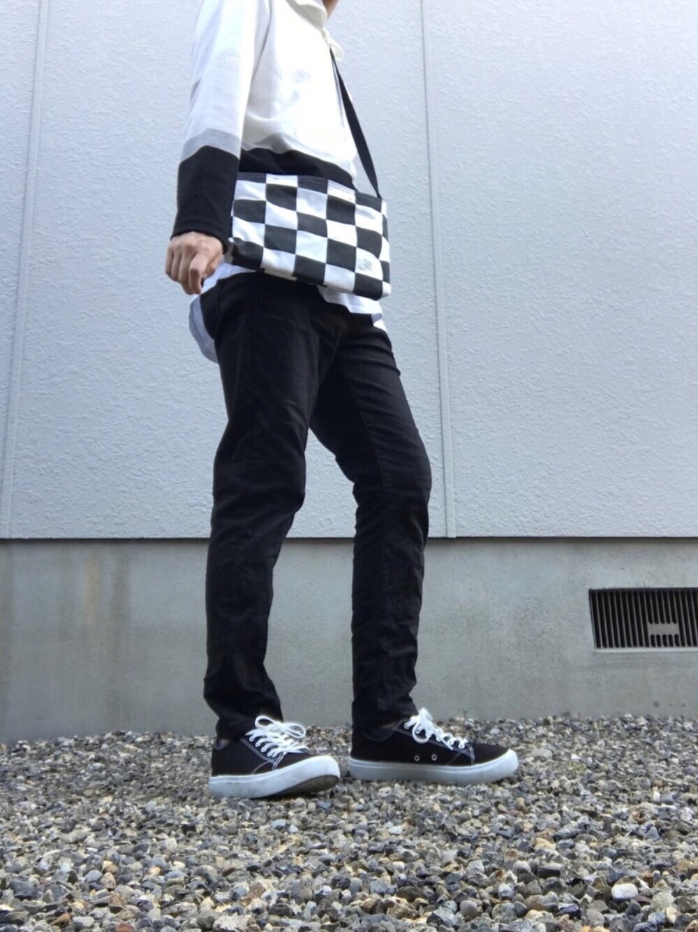 「シック、モノトーン、モード系、レイジブルー、TK、UNIQLO、GU、黒パンツ、白黒、黒靴」｜「THE SHOP TK のパネルボーダープルパーカー（パーカー、ホワイト系）」を使った、りずむさん（メンズ・167cm）の春コーディネートの1枚目の写真
