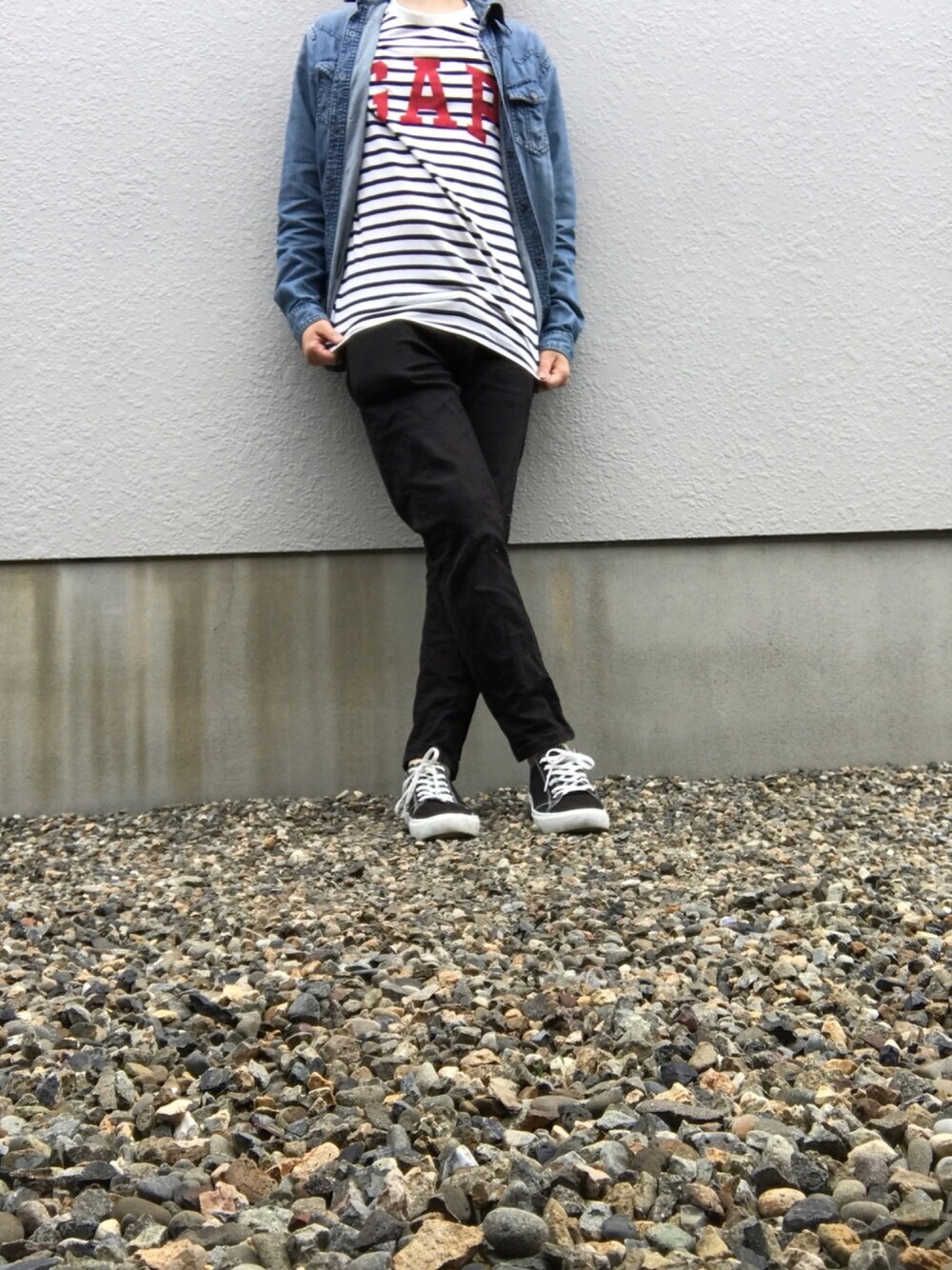 「チェックシャツ、GAP、デニムジャケット、GU、黒スニーカー、黒パンツ、カジュアル、赤文字、ユニクロ、ファストファッション」｜「UNIQLOのアイテム（その他パンツ、ブラック系）」を使った、りずむさん（メンズ・167cm）の春コーディネートの1枚目の写真