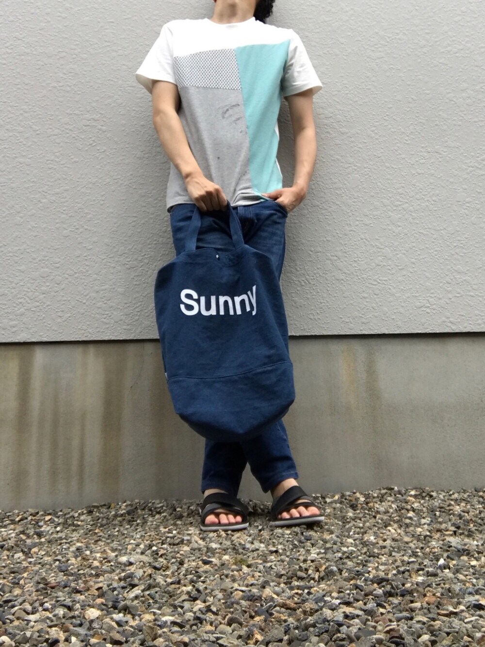 「tk.TAKEO KIKUCHI、TK、配色シャツ、ティファニーブルー、青バッグ、黒サンダル、GU、配色コーデ、網目状、夏コーデ」｜「THE SHOP TK のデニムスーベニア2WAYキャンバストート（トートバッグ、ブルー系）」を使った、りずむさん（メンズ・167cm）の夏コーディネートの1枚目の写真