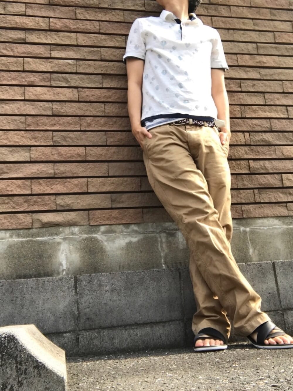 「気球柄、気球、tk.TAKEO KIKUCHI、TK、ユニクロ、Pincponc、ポロシャツ、サンダル、黒サンダル、ベージュパンツ」｜「THE SHOP TK のクロスストラップサンダル（サンダル、ブラック系）」を使った、りずむさん（メンズ・167cm）の夏コーディネートの1枚目の写真