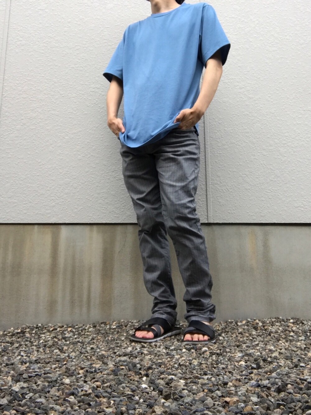 「グローバルワーク(GLOBAL WORK)、青シャツ、シンブル、navy、TK、サンダル、黒サンダル、ラフ、ビッグT、ビッグシルエット」｜「GLOBAL WORKの【汗ジミ軽減】クルーネックＴ/762654（Tシャツ/カットソー、ブルー系）」を使った、りずむさん（メンズ・167cm）の夏コーディネートの1枚目の写真