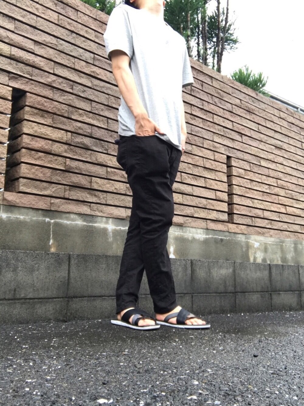 「GAP、TK、UNIQLO、ビッグシルエット、グレーシャツ、黒パンツ、黒スキニー、シンプル、グレー×ブラック、モノトーン」｜「THE SHOP TK のクロスストラップサンダル（サンダル、ブラック系）」を使った、りずむさん（メンズ・167cm）の夏コーディネートの1枚目の写真
