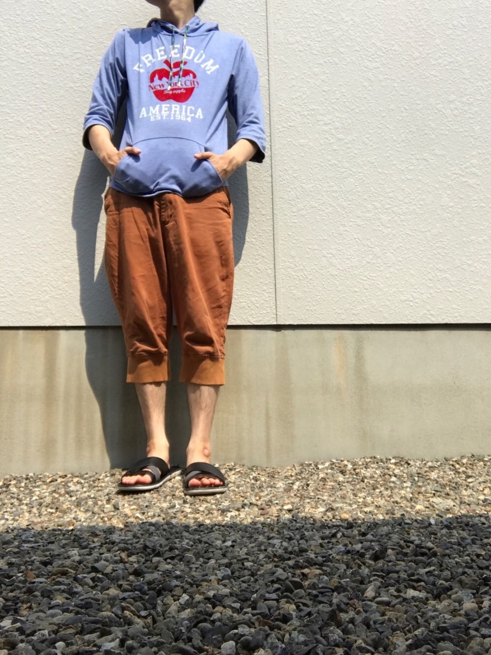 「Beno MODERN EXPRESSION、Modishgaze、tk.TAKEO KIKUCHI、黒サンダル、青パーカー、りんごパーカー、茶色パンツ、サルエルパンツ、青×茶色、ゆるコーデ」｜「modish gazeのアイテム（パーカー、ブルー系）」を使った、りずむさん（メンズ・167cm）の夏コーディネートの1枚目の写真