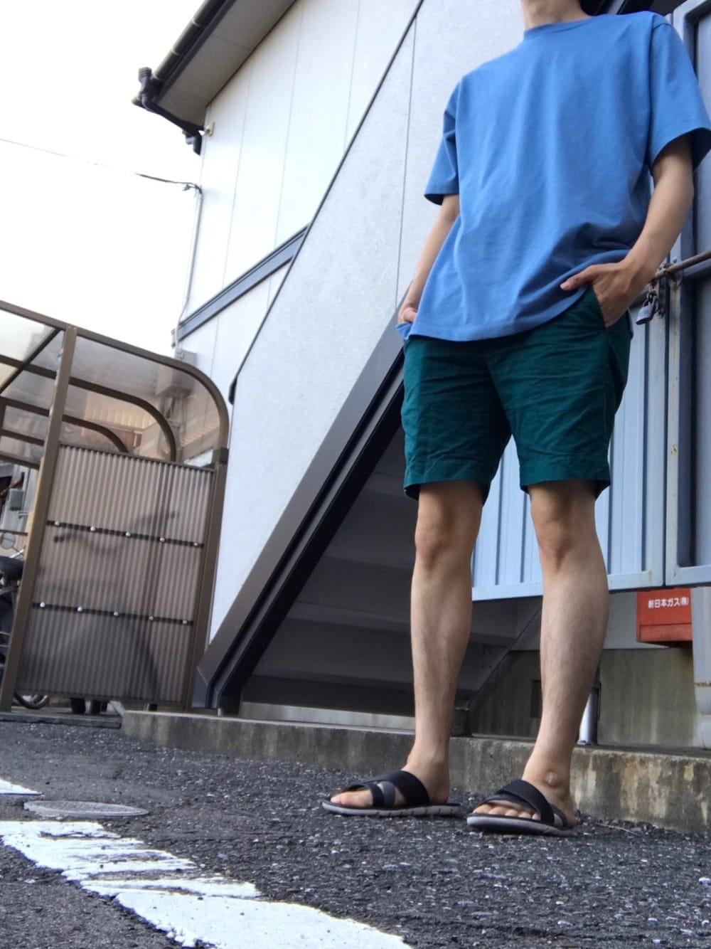 「EDIFICE、TK、グローバルワーク(GLOBAL WORK)、外国人風、黒サンダル、短パン、緑短パン、ビッグシルエット、ビックT、膝見せ」｜「GLOBAL WORKの【汗ジミ軽減】クルーネックＴ/762654（Tシャツ/カットソー、ブルー系）」を使った、りずむさん（メンズ・167cm）の夏コーディネートの1枚目の写真