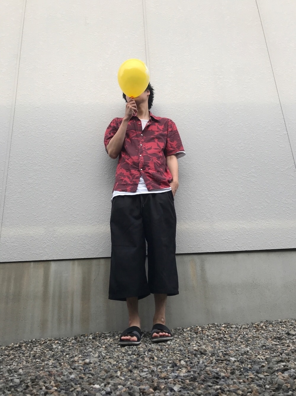 「赤アロハ、アロハシャツ、クロップドパンツ、モンキータイム、TK、tk.TAKEO KIKUCHI、browny、黄色い風船、風船、レイヤード」｜「THE SHOP TK のクロスストラップサンダル（サンダル、ブラック系）」を使った、りずむさん（メンズ・167cm）の夏コーディネートの1枚目の写真