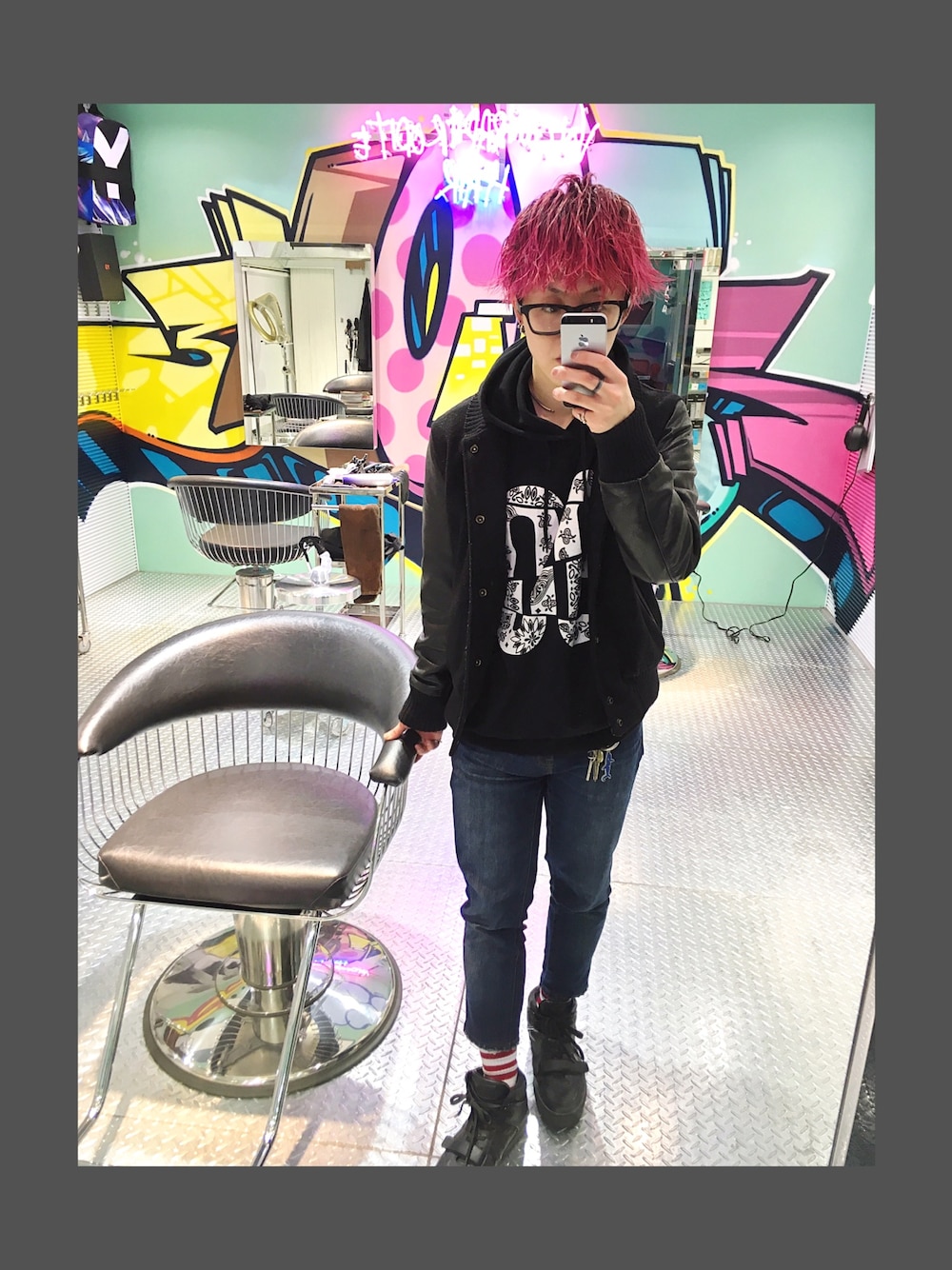 「プチプラ、LouisVuitton、スタジャン、SCHOTT、レザージャケット、カットオフ、ソックス、ハイカットスニーカー、黒パーカー、美容師」｜「AMERICAN RAG CIEのSchott×AMERICAN RAG CIE 別注スタジャン 113-SCT-7389∴（スタジャン、ブラック系）」を使った、tomohiro nomuraさん（メンズ・162cm）の冬コーディネートの1枚目の写真