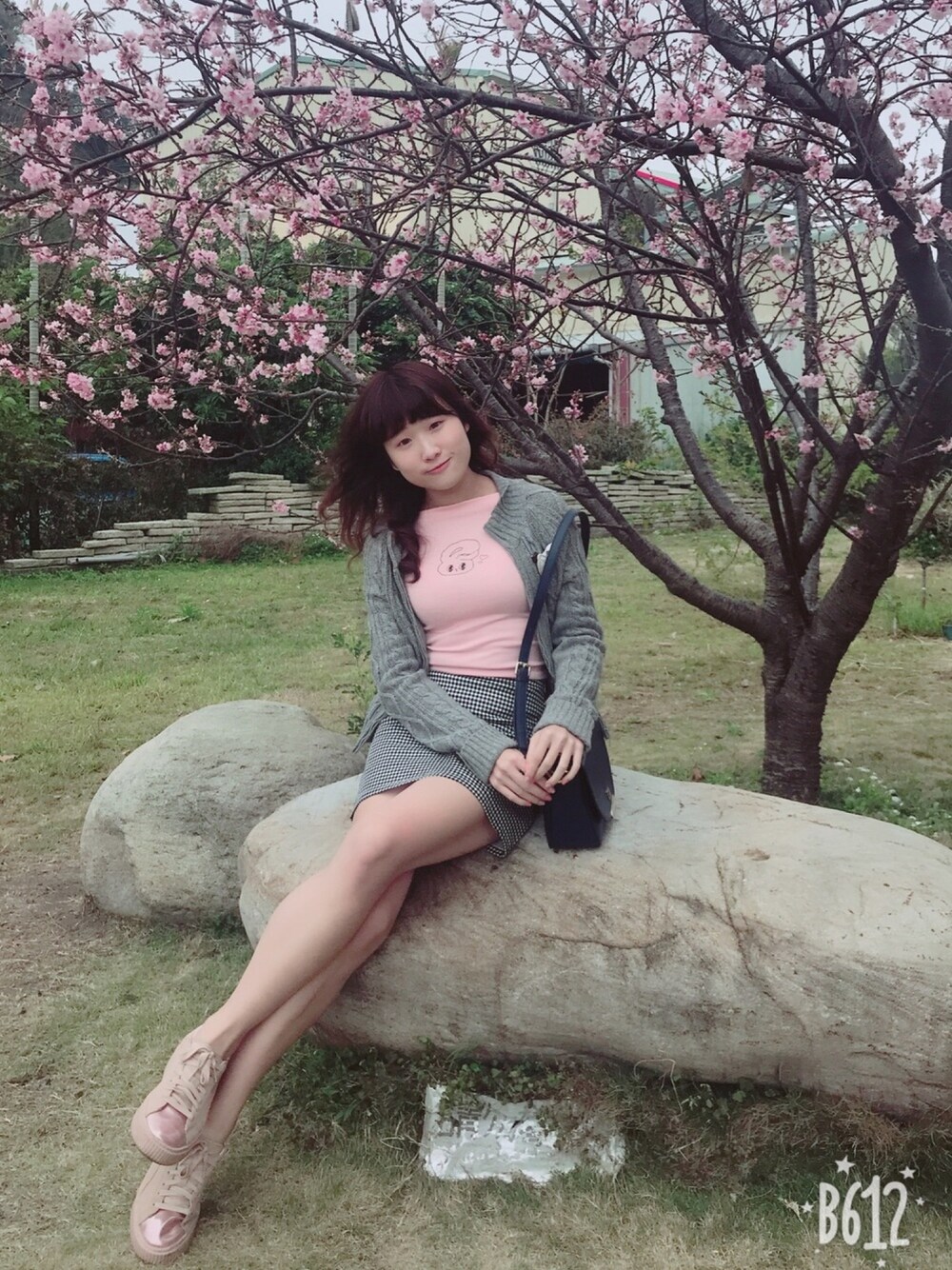 「粉嫩、粉色、格子」｜「AIR SPACEのアイテム（Tシャツ/カットソー、ピンク系）」を使った、Liris Inspirit Kimさん（レディース・162cm）の春コーディネートの1枚目の写真