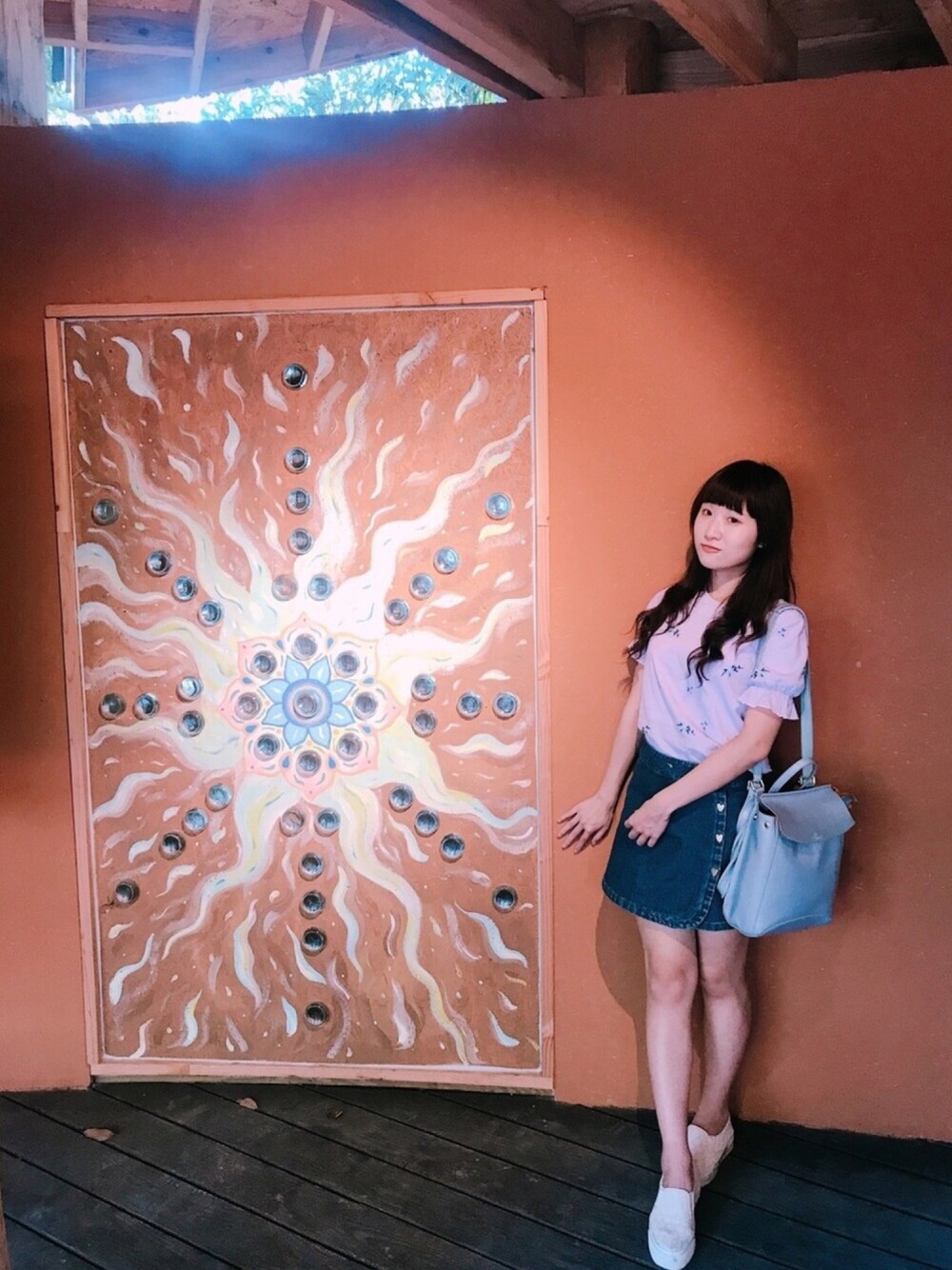 「春天、花、春夏コーデ、オトナ女子、大学生、ootd」｜「EYESCREAM(taiwan)のアイテム（デニムスカート、パープル系）」を使った、Liris Inspirit Kimさん（レディース・162cm）の春コーディネートの1枚目の写真