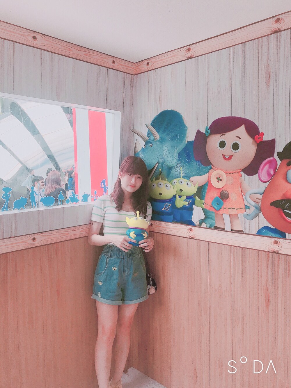 「ootd、夏、街頭穿搭、休閒、TOY STORY、ALIEN、大学生」｜「LOVFEEのアイテム（カーゴパンツ、ブルー系）」を使った、Liris Inspirit Kimさん（レディース・163cm）の夏コーディネートの1枚目の写真