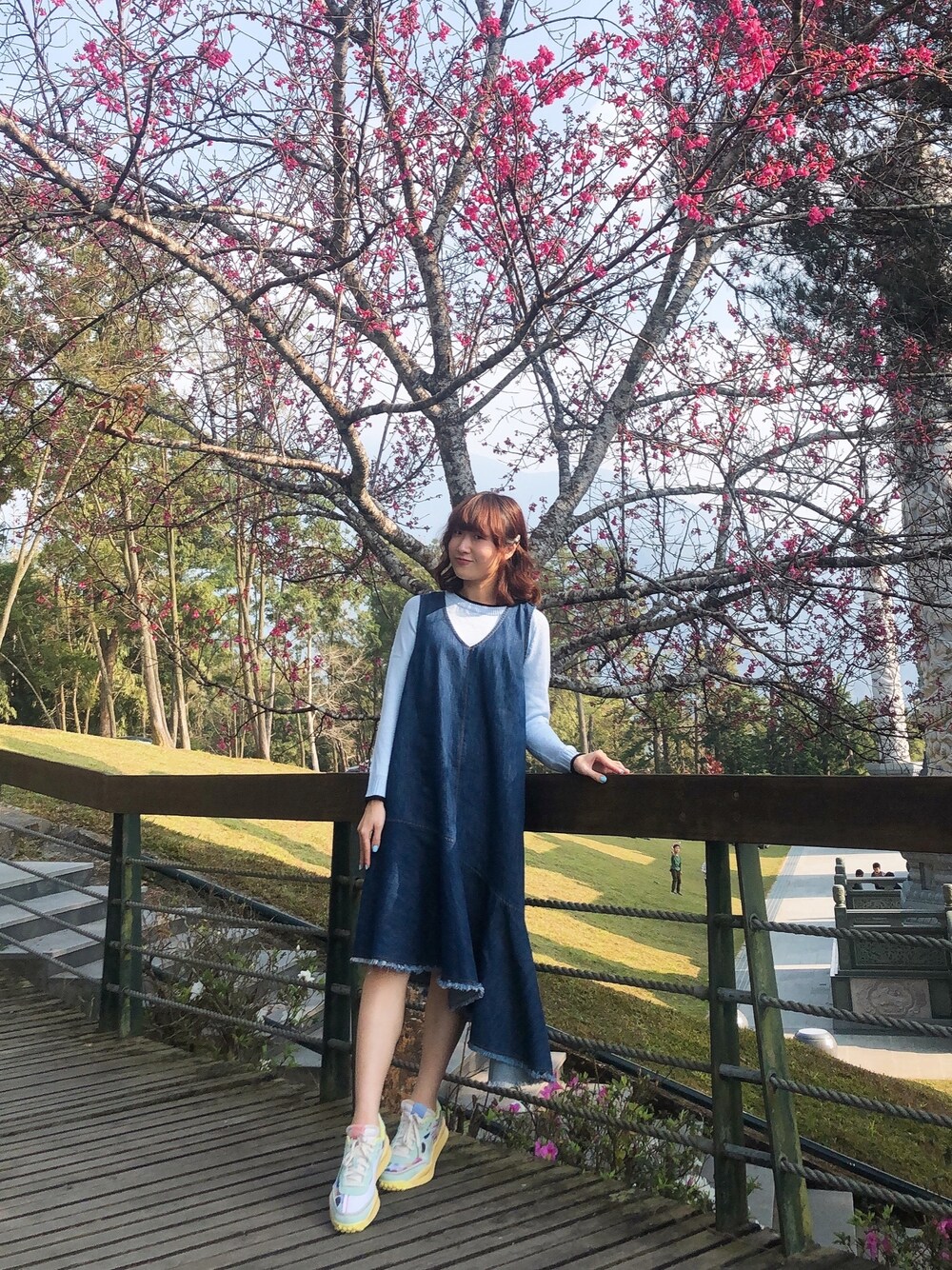 「ootd、休閒、oversize、牛仔裙、櫻花」｜「Gozoのアイテム（ワンピース、ブルー系）」を使った、Liris Inspirit Kimさん（レディース・162cm）の春コーディネートの1枚目の写真